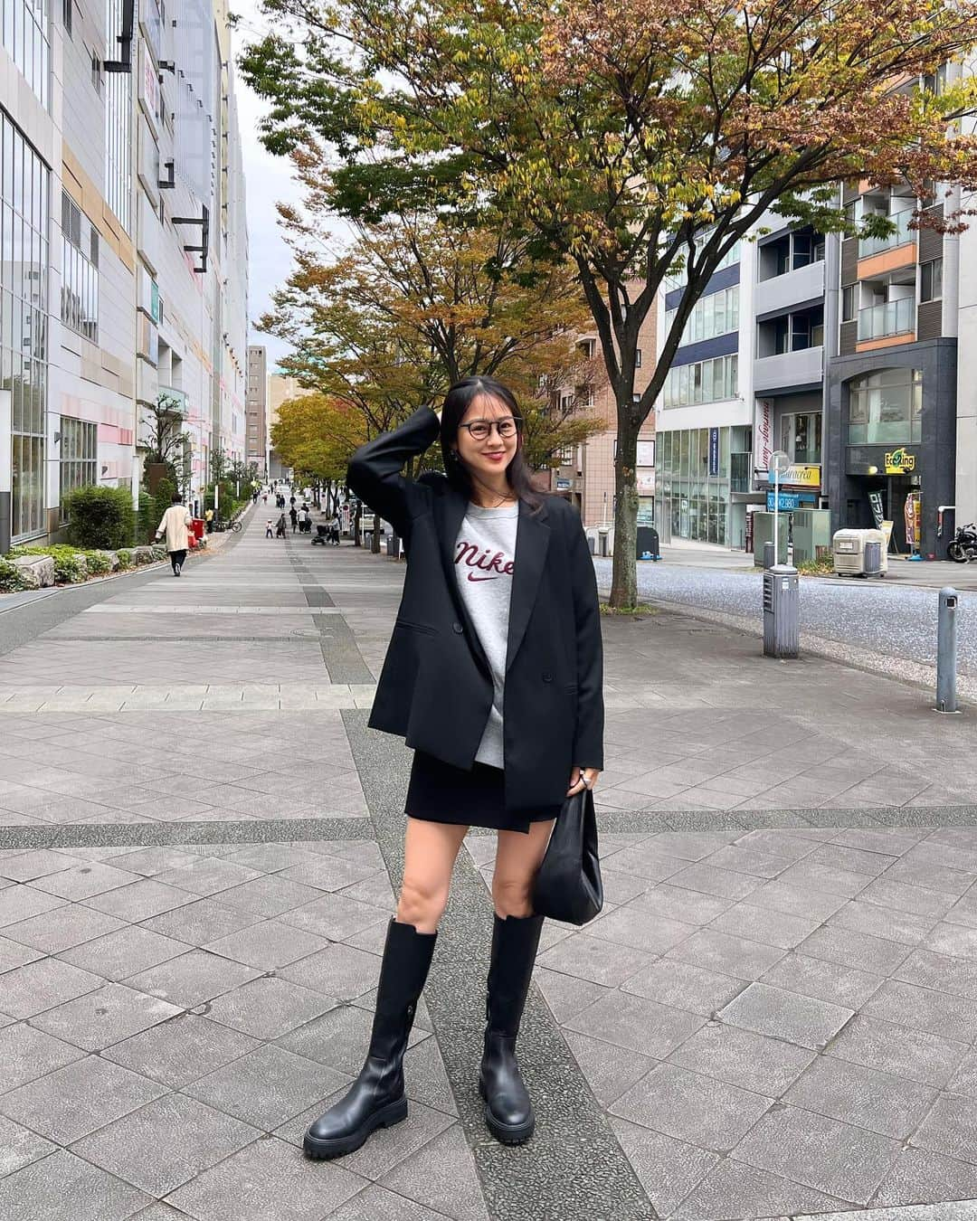 naomin0227のインスタグラム：「最近仲間入りした @hm のジャケットと @zaraのブーツ🤍 どちらも形可愛くて着心地、履き心地良き⭕️   ちなみにミニスカートっぽいショートパンツ これもかなり可愛い🤍 @zara   娘にママギャルみたいだねと言われ　 ファッションは自由なんだよって言いました☺️ アラフォーだけど、 ミニ丈履いたっていいじゃん🫶🏼💕  　  #jacket#hm #shortpants #boots#zara #sweat#nike」