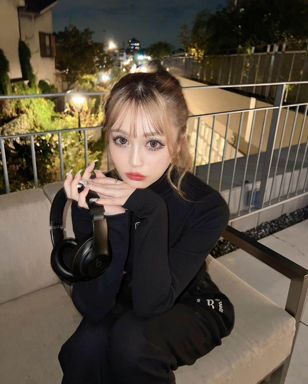 土屋怜菜（れいぽよ）のインスタグラム：「⁡ ⁡ なんかヘッドホン紹介みたいになっちゃってる写真。笑 髪もおだんごさんにしてカラコンも変えてみた👀💕 ⁡ カラコンはMiClairの新色 @__peachstagram__ たんの かまってグレーつけてる♡ 今までつけたグレーの中で1番盛れる無理😫❤️❤️ 天才ですだいすき😌👏🏻💕」