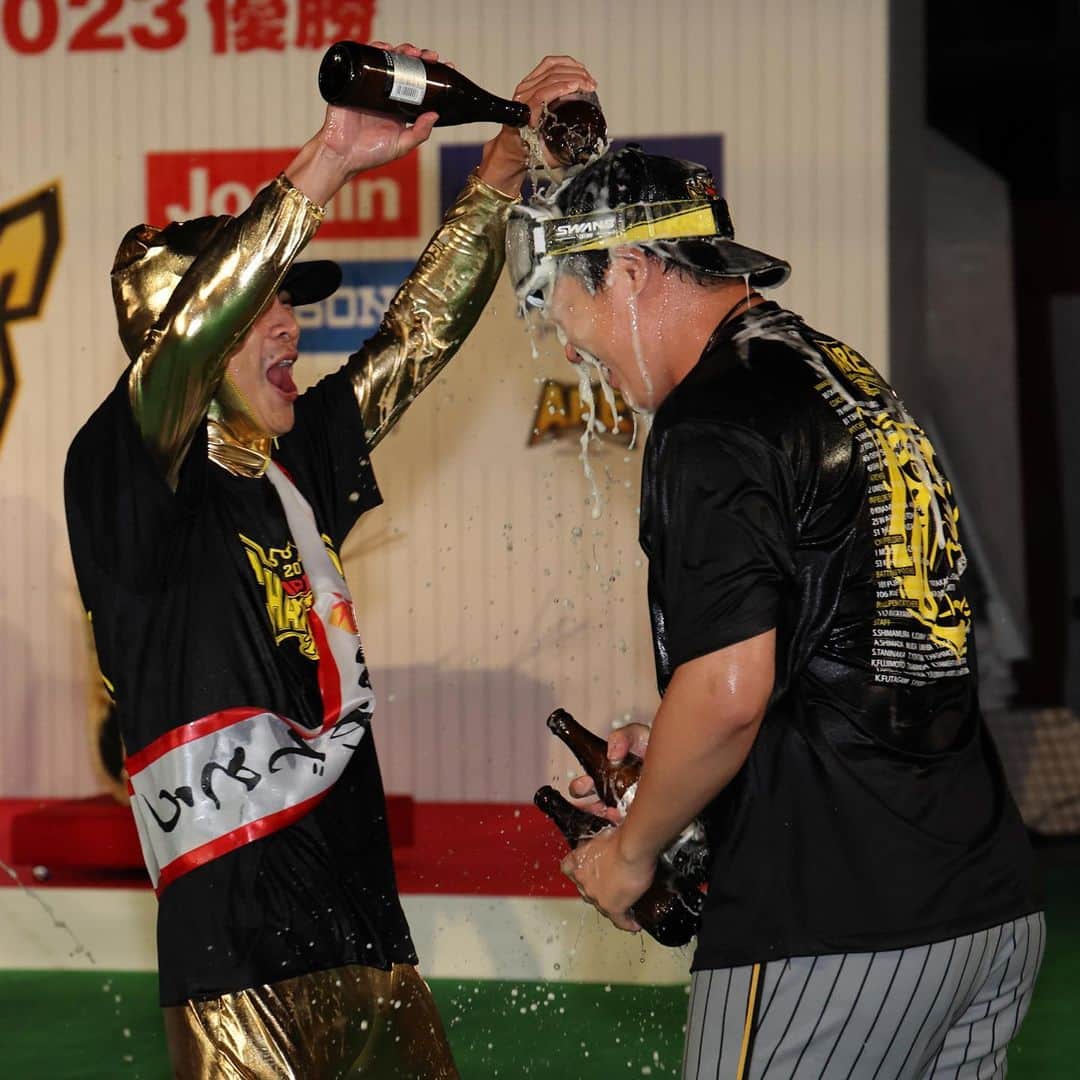 阪神タイガースのインスタグラム：「日本一の歓喜！手持ちの写真もあと少し、、最後に日本一の『ビールかけ』をお届けします③！ #阪神タイガース #SMBC日本シリーズ #日本一 #ビールかけ  #アレ  #アレのアレ #余韻を大切に」