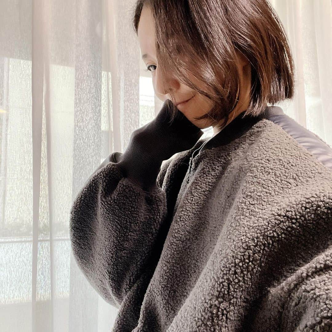 梅澤友里香さんのインスタグラム写真 - (梅澤友里香Instagram)「寒い寒い❄️ 私の冬支度は早いのです。 （それでも今年は暖かかったから遅め）  先日の @nergyjapan 展示会で注文したブルゾン来た❤️ （タイミングバッチリ過ぎる👏）  ショートヘアにもぴったりだ❤️ フードマフラーと一緒に使おうっと❤️ （髪染めてない（自髪）だけど最近光のあたり具合で染めた？っとよく言われる🙄）  明日も寒いらしい😵 皆さん風邪ひかないようにね🥺  我が家は本日加湿器デビュー❄️  @nergyjapan  #nergy #nergyactivestudio #ナージー  #健康美 #インナービューティー #哲学 #サスティナブル #メンタルヘルス #holistic #ホリスティックライフ　#ヨガ哲学　  #vegan #ベジタリアン #organic #wellness  #ウェルネス  #yoga  #ヨガ #ヨガインストラクター  #美と健康 #beauty #health #ストレッチ #しなやか #yogalife  #naturalbeauty #model #fitnessmodel #yogini」11月11日 16時19分 - yurika_umezawa