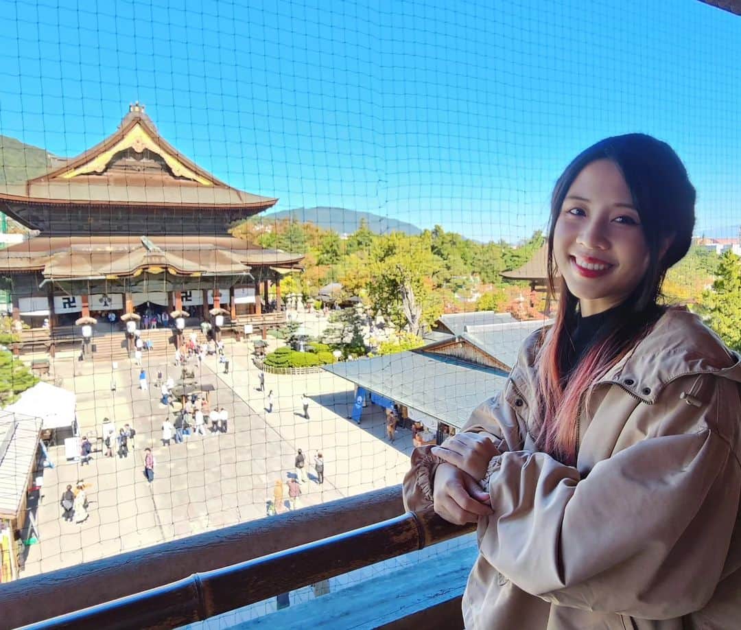 ビーム先生さんのインスタグラム写真 - (ビーム先生Instagram)「เอาบุญมาฝากกก 🥰 วัดที่คนญี่ปุ่นบอกว่าต้องไปให้ได้สักครั้งในชีวิต #วัดเซ็นโคจิ   「遠くとも一度は詣れ善光寺」行ってきました！  วัดนี้เป็นที่ประดิษฐานพระพุทธรูป “พระอมิตาภพุทธะ” องค์แรกที่เก่าแก่ที่สุดในญี่ปุ่น กว่า 1470 ปีที่แล้ว วัดนี้ชื่อว่า Zenkoji อยู่ที่ จ.นางาโนะ  แต่เราก็จะไม่ได้เห็นพระพุทธรูปหรอก เขาเก็บไว้อย่างดีซึ่งจะเปิดให้ชมได้ทุก ๆ 7 ปีเท่านั้น  ถึงแม้ว่าเราจะไม่ได้ชม แต่เราสามารถสัมผัสถึงความยิ่งใหญ่ได้ ในอุโบสถจะมีอุโมงค์ที่มืดมากกกกกกกกกกกกกกกกกกก มืดแบบว่า มองอะไรไม่เห็นเลย ความยาวประมาณ 40 เมตรให้เราลอด (ประมาณ 3 นาที เพราะว่ามืดมาก)   เราต้องคลำกำแพงด้านขวาไปเรื่อย ๆ และเมื่อเดินไปเรื่อย ๆ จะเจอแม่กุญแจอันใหญ่ๆ จุดนี้คือด้านใต้ที่ตรงกับ  พระพุทธรูป “พระอมิตาภพุทธะ” ค่ะ ซึ่งเป็นจุดที่ใกล้ที่สุดที่เราจะได้สัมผัสกับพระพุทธรูปที่เก่าแก่ที่สุดในญี่ปุ่นค่ะ  แล้วเขาบอกด้วยนะว่าพอออกจากอุโมงค์นี้มาก็จะเหมือนกับว่า เราได้เกิดใหม่ ! จิตใจสงบมากนะหลังออกมา เพราะในนั้นมืดมากจริง ๆ จนเราโฟกัสแต่เรื่องของแม่กุญแจ   ที่ว้าวอีกอย่างคือ ตรงทางลงอุโมงค์ มีพระพุทธรูปเก่าแก่รวมถึงพระบรมสารีริกธาตุที่ประเทศไทยมอบให้ประเทศญี่ปุ่นเนื่องในความสัมพันธ์ครบรอบ 50 ปีไทยญี่ปุ่นด้วยค่ะ เขาก็นำมาประดิษฐานไว้ที่อุโบสถหลักเลย   เอาบุญมาฝากค่า แต่ถ้าใครมีโอกาสอยากให้ไปชมด้วยตัวเองนะ  📍วิธีเดินทาง  จากสถานี Nagano นั่งบัสที่หน้าสถานีทางออกเซ็นโคจิ  วัดห่างจากสถานี 2.5 กิโล จะเดินไปก็ได้ แต่เมื่อยนะ นั่งรถเถอะ เชื่อฉัน ใช้บัสของ ALPICO นะคะ ❤  本堂の中に日タイ50年友好の際にタイから送られた仏像があって、感動！  #Zenkoji #Alpico #อัลปิโก้ #นากาโนะ   BeamSensei」11月11日 16時33分 - beamsensei