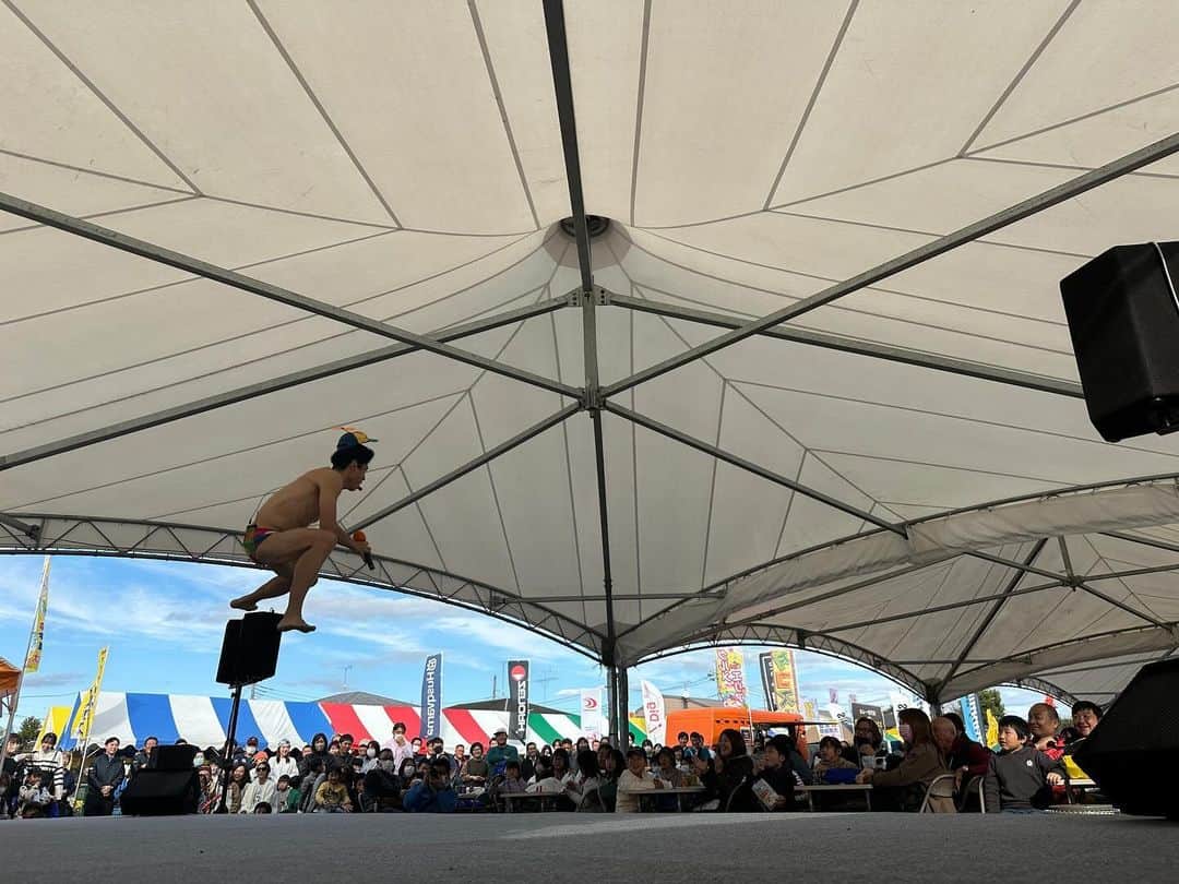 小島よしおのインスタグラム：「宇建EXPO2023 ライブ！ 〜飛躍〜　 テーマ通り飛躍しました😁😁  重機たちに見守られながら元気いっぱいコールアンドレスポンス🤩🤩」