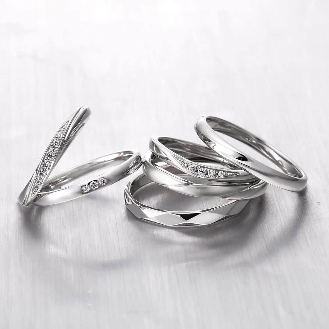 Muqbel ムクベルさんのインスタグラム写真 - (Muqbel ムクベルInstagram)「. 【 Promise Ring 】  結婚指輪がペアで10万から揃う、ブライダルブランド。 「プロミスリング」  愛の証として薬指にリングを贈り約束を結ぶ。 どれだけ歴史を重ねても変わらない薬指の約束。  ご予算のご相談はお気軽に♡  ━━━━━━━━━━━━━━━━━━━━━━ ☪︎*｡꙳  open ☾ 11:00〜20:00 close ☾水曜日 tell ☾ 098-982-7018   沖縄県中頭郡北谷町美浜51-3  𝒃𝒓𝒊𝒅𝒂𝒍𝒔𝒉𝒐𝒑   𝑀𝑈𝑄𝐵𝐸𝐿  #muqbel #ムクベル #プロポーズダイヤモンド #結婚指輪 #婚約指輪 #okimawa #沖縄 #北谷 #プロポーズ #ミンサー柄 #琉球杢目 #アメリカンビレッジ #2023冬婚 #2024春婚 #2024夏婚#2024秋婚#2024冬婚 #全国のプレ花嫁さんと繋がりたい #日本中のプレ花嫁さんと繋がりたい #結婚式準備#結婚準備 #プレ花嫁 #プレ花嫁準備 #卒花嫁 #結婚準備 #前撮り #婚約指輪探し #結婚指輪探し #プロポーズ大作戦  #プロミスリング #PROMISERING」11月11日 16時26分 - muqbel_bridal