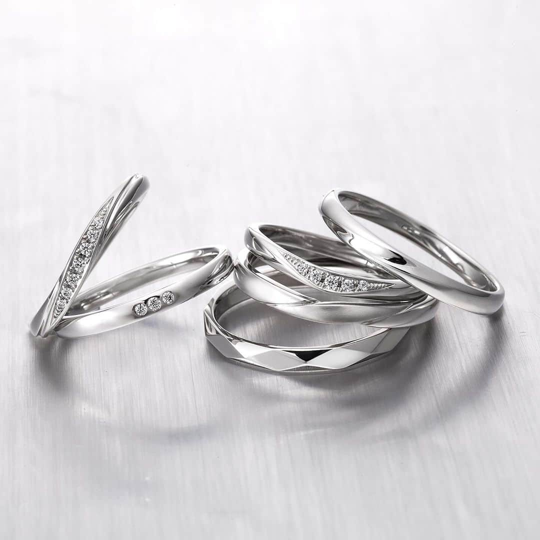 Muqbel ムクベルのインスタグラム：「. 【 Promise Ring 】  結婚指輪がペアで10万から揃う、ブライダルブランド。 「プロミスリング」  愛の証として薬指にリングを贈り約束を結ぶ。 どれだけ歴史を重ねても変わらない薬指の約束。  ご予算のご相談はお気軽に♡  ━━━━━━━━━━━━━━━━━━━━━━ ☪︎*｡꙳  open ☾ 11:00〜20:00 close ☾水曜日 tell ☾ 098-982-7018   沖縄県中頭郡北谷町美浜51-3  𝒃𝒓𝒊𝒅𝒂𝒍𝒔𝒉𝒐𝒑   𝑀𝑈𝑄𝐵𝐸𝐿  #muqbel #ムクベル #プロポーズダイヤモンド #結婚指輪 #婚約指輪 #okimawa #沖縄 #北谷 #プロポーズ #ミンサー柄 #琉球杢目 #アメリカンビレッジ #2023冬婚 #2024春婚 #2024夏婚#2024秋婚#2024冬婚 #全国のプレ花嫁さんと繋がりたい #日本中のプレ花嫁さんと繋がりたい #結婚式準備#結婚準備 #プレ花嫁 #プレ花嫁準備 #卒花嫁 #結婚準備 #前撮り #婚約指輪探し #結婚指輪探し #プロポーズ大作戦  #プロミスリング #PROMISERING」