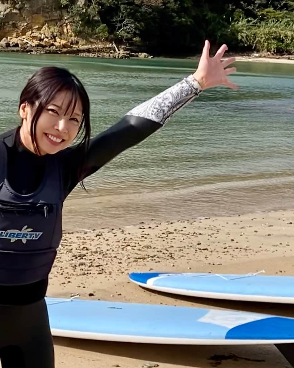 寺川奈津美のインスタグラム：「ついに…サーファーデビュー！ #うそです #穏やかな海で初SUP #風向きが重要なんですね #またくるよ海 #全国的に北風強いですが #ちょうど北風を遮ってくれる湾で #初心者でも楽しめた🔰」