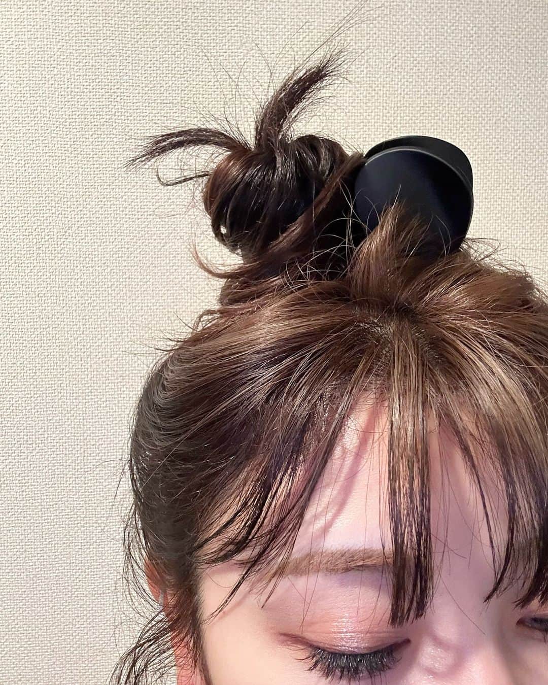 YUMIKAのインスタグラム：「暫くインスタ更新してなかったから 投稿方法に戸惑った🌝💦 最近は寒暖差で疲れるけど ほんわか平和です🕊️ 写真無いから適当に髪まとめた時の 奇跡のアホ毛を乗せておこう😇 #タケコプター」