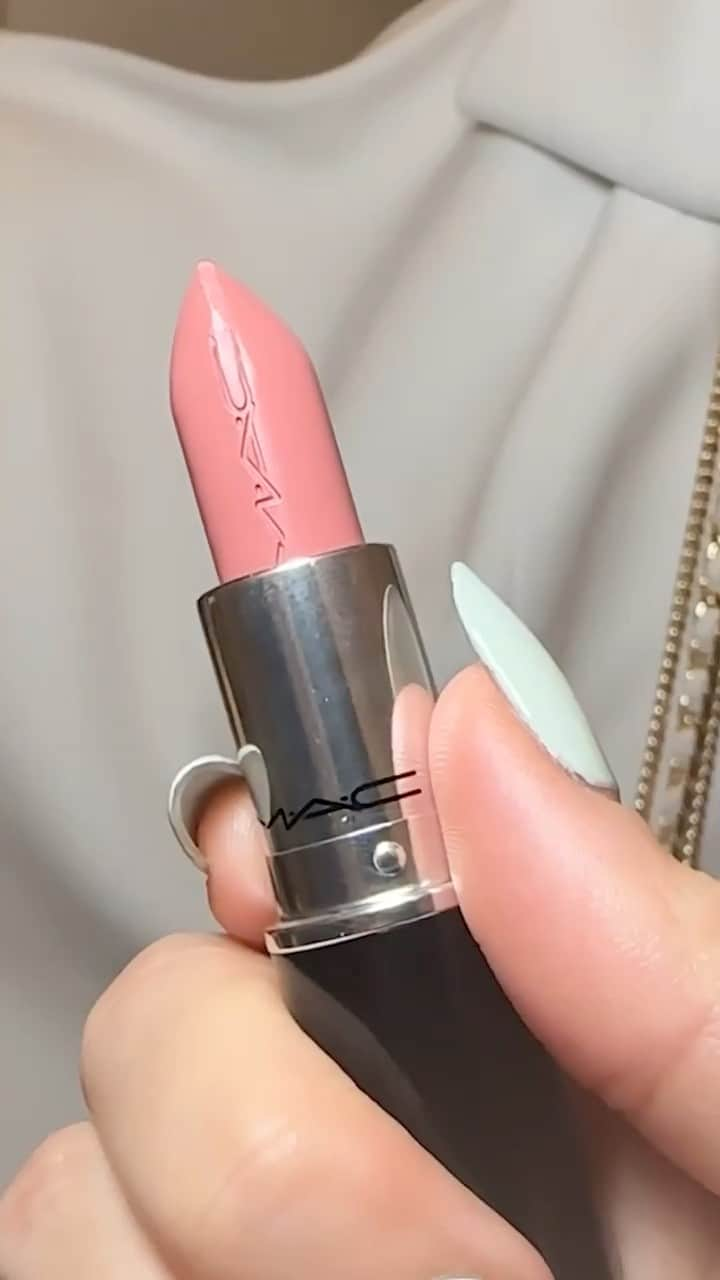 M•A•C Cosmetics Franceのインスタグラム：「11.11 : NOTRE JOUR PRÉFÉRÉ ! 😍💗💗  Un 💄 à lèvres au fini PARFAIT et d’autres indispensables 100% GLOWY à seulement 11€ ?   C’est possible grâce à notre offre Single’s Day, jusqu’à ce soir 23:59.  💋 Rendez-vous vite sur notre site (lien en bio) pour en profiter.   📹 Regram @maccosmeticsuk  #MacCosmetics #SinglesDay #ThanksItsMac #MakeUpLovers」