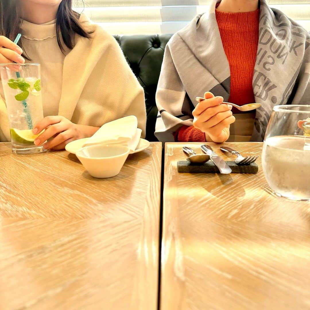 太田英里さんのインスタグラム写真 - (太田英里Instagram)「久々に食べた フレンチはとっても美味しかった🇫🇷 実は大学時代はフランス語を学んでました。 いつか活かせるといいなあ😌  tops：grove skirt：cocodeal stole：Cartier  #名古屋 #マリオット #マリオットアソシアホテル名古屋 #marriott #nagoya #lebeurrenoisette #jrセントラルタワーズ #restaurant #フレンチ #名古屋カフェ #コーデ #秋コーデ #cartier #grove #cocodeal #fasion #ノーマルカメラ」11月11日 16時43分 - eririiin56