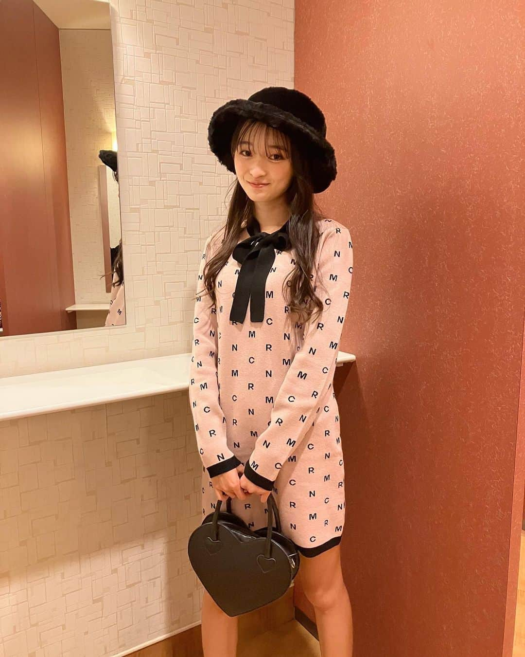 八木珠梨のインスタグラム：「帽子バージョン‪⸜‪‪☺︎‬⸝‬‪‪ * * * * * #帽子#coordinate #ニットワンピ#全身コーデ #もこもこ#バケハ#black #longhair#巻き髪#他撮り #instagram#girl#japanesegirl  #november#autumn#heart #八木珠梨#juri#じゅり#07 #jk#fjk#女子高生#高校生#16歳  #学生#♥」