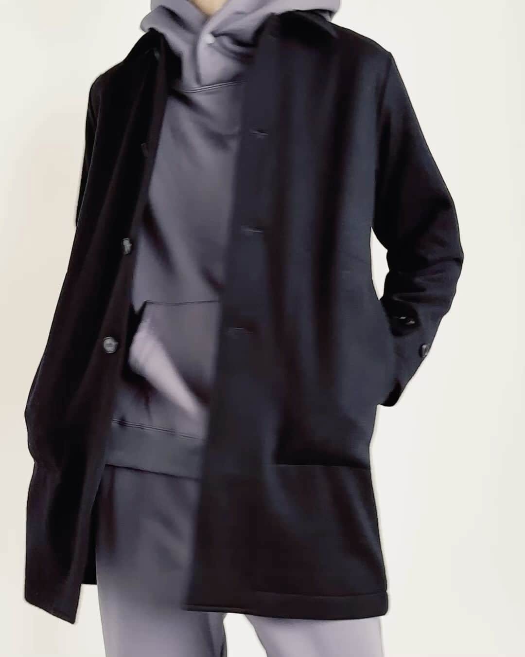 マージンのインスタグラム：「[ super100s ramb wool single coat ]  上質なウールと美しいAラインのコートはオンオフ兼用で活躍します  size: 44.46.48  color: black / c.grey / navy  material:  FACE wool 100%, LINING polyester 100%  product code: 2334-042  プロフィールのショップURLへ→ . . . . #magine #mensfashion #メンズファッション #コーディネート #シンプルコーデ #メンズ秋冬 #メンズコート #コート」