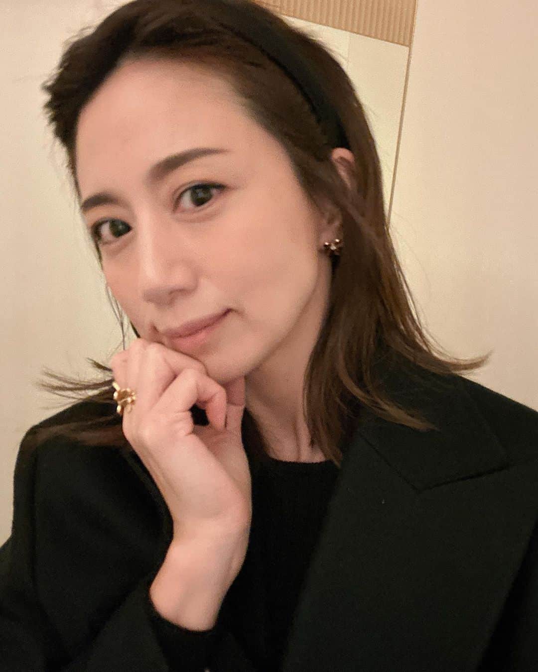 東原亜希のインスタグラム：「41歳になりました〜〜みなさんたくさんのおめでとうをありがとうございます🥹40歳になりましたってついこの前載せた記憶があるんだけど🙃 誕生日だし突然のインスタライブをして楽しかった✌️今さら感ありますが、ゆーちゅーぶもやろうと思ってるので早く準備しよ。打ち合わせだけはすごく前にやってるんだけども😂 ママの誕生日だから、ってケンカしないようにしてくれたり、パスタ一口くれたり、双子が優しくしてくれています🥰それ毎日よろしく🫶 というわけでとにかく健康に過ごせれば贅沢言いませんとつくづく感じる40代。元気に程よく♡がんばりまーす！これからもよろしくお願いします♡♡♡」
