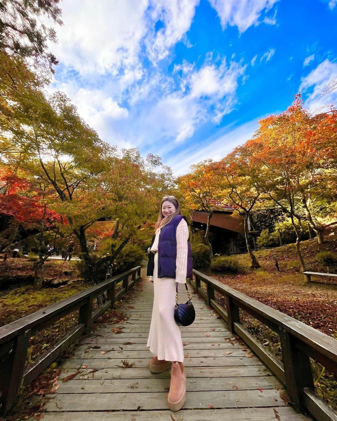 本間紗理奈のインスタグラム：「やっぱり毎年行ってしまう。 地元の #弥彦公園もみじ谷 🍁  たくさんの観光客で 賑わっていましたよー😌 お天気もよくて いいタイミングでした🍂  #弥彦公園 #もみじ谷 #紅葉狩り #紅葉 #弥彦村 #新潟県 #新潟紅葉名所  #新潟紅葉スポット  #新潟観光」