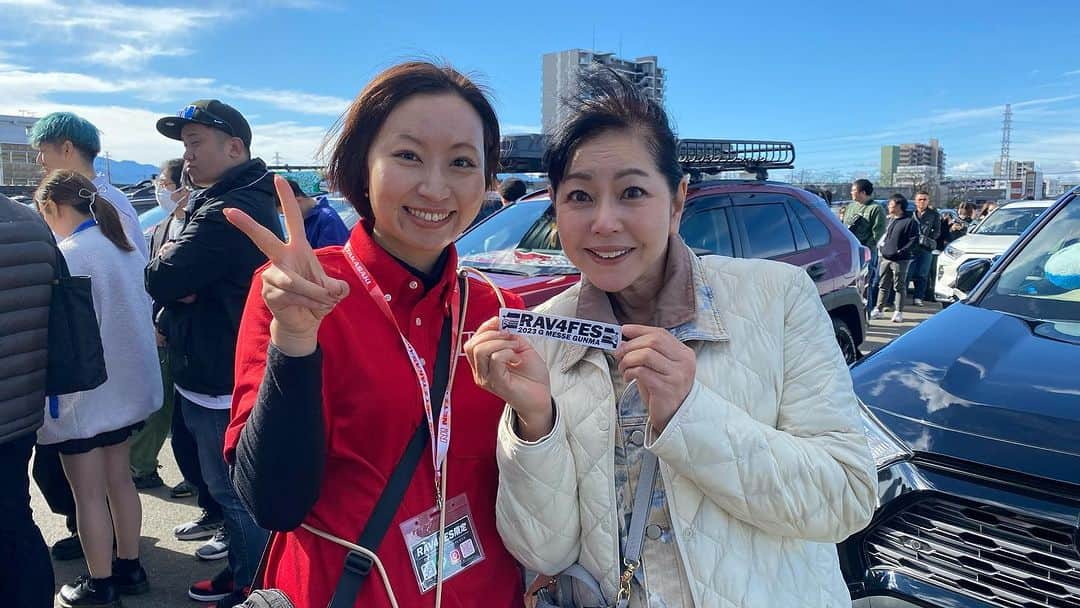 竹岡圭さんのインスタグラム写真 - (竹岡圭Instagram)「RAV4FES⭐️お越しいただいた皆さまありがとうございました〜💓  いやはや、群馬県の名物はかかあ天下とからっ風とは申しますが、今日の風は威力満点😅 先週まで夏日なんて言っていたのが嘘のような寒さ🥶でございました〜😆  そんな中300台弱のお客様にお越しいただいたとのこと‼️ すごーい😍RAV4のファンの皆さまの熱が伝わってきますねー🥰 そして、僭越ながらRAV4オブ・ザ・イヤーの審査委員を 務めさせていただきましたが、果たして私が何を選んだのか？は、ネッタカチャンネルをご覧くださいねーっ💞  https://youtube.com/@netztaka-channel?si=vZHv9isf3WMrU2P6  ネッツ高崎さん、また来年もよろしくお願いしまーす😍  私が頭を悩ませながら、小暮麻未ちゃんと練り歩き審査をしている様子は圭Tube💛ライブでお楽しみください💕  午前の部 https://youtube.com/live/rQpGvc9N79M?feature=share  午後の部 https://youtube.com/live/34oPodH1T_0?feature=share  しかし、寒かったー🥶皆さま風邪ひかないようにお気をつけてくださいねー💓  そして能戸知徳選手のBAJA1000のチャレンジも応援よろしくお願いしまーす👍  #ネッツ高崎 #RAV4 #トヨタ #TOYOTA #ネッタカ #ネッタカチャンネル #能戸知徳 #竹岡圭 #圭Tube #圭チューブ」11月11日 16時46分 - kei_takeoka