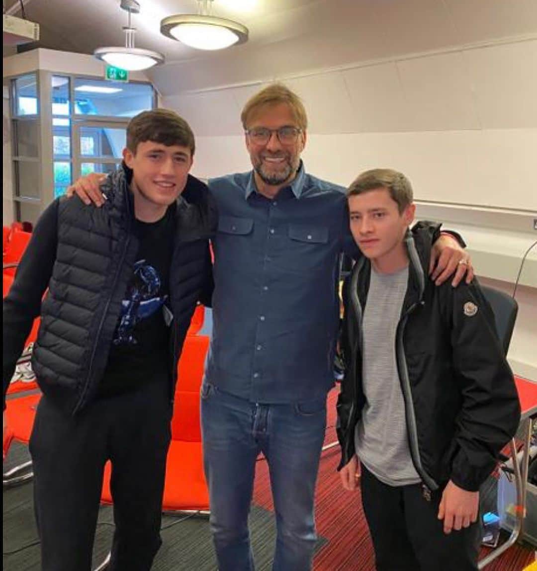 ジェイミー・キャラガーさんのインスタグラム写真 - (ジェイミー・キャラガーInstagram)「Happy 21st birthday son @jcarragher31 🎉🍾😍  21 years has absolutely flown by & you’ve turned into everything I would want from a son……a great lad, funny, love football & can play a bit too!   Very proud of what you’ve become & what you’ve achieved so far with much more to come.   Have a good day tiger ❤️」11月11日 16時49分 - 23_carra