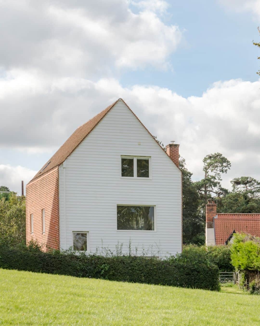 The Modern Houseのインスタグラム：「#forsale In the Limelight: a contemporary five-bedroom house within the award-winning Hopton Yard development, set in the peaceful surroundings of rural Suffolk.  Follow the link in bio for the sales listing.  Hopton Yard III, Yoxford, Suffolk」