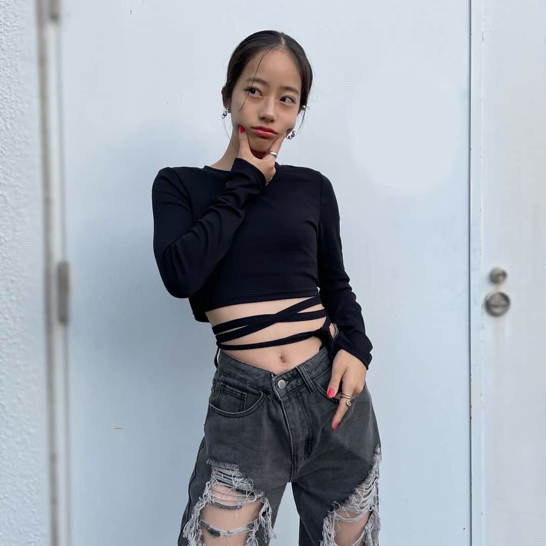 のインスタグラム：「ウエストのクロスリボンが韓国ぽ💟 ザクザクデニム取り入れるだけでコーデに個性が出てお気に入りです！  tops : SHEIN pants : SHEIN shoes : Dr.Martens earrings : Lattice ring : LUPIS  #池端杏慈#アンジ#ニコラ#nicola#ニコモ#ニコラ12 月号発売中#fjk#07#韓国#韓国コーデ」