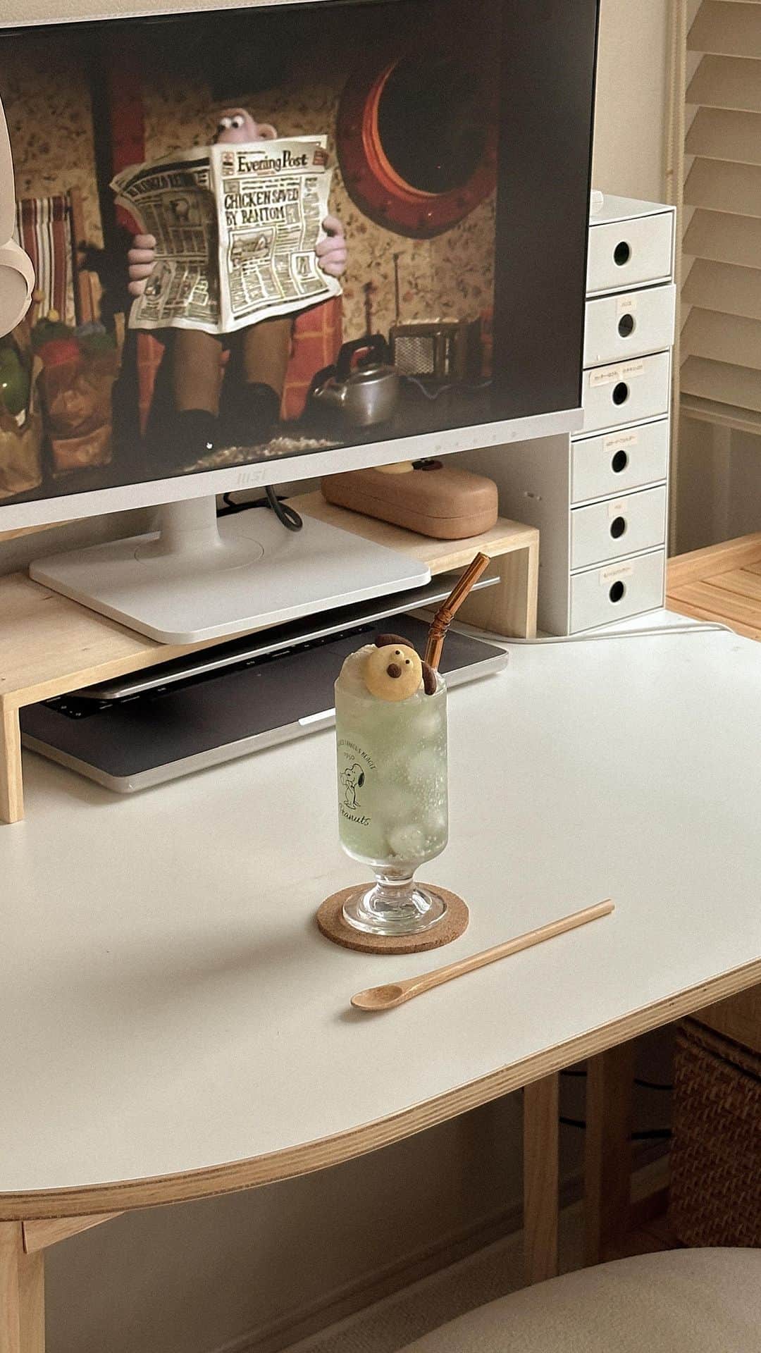 たかあしあかりのインスタグラム：「. フォロワーさんに貰った #無印良品 のメロンソーダ🍈  昨日ストーリーで言ってた @coyulu_ogawa からもらった 新しいパジャマ着てみた！  可愛い🤭🤎   クリスマス限定だって🎁  ⠀  ⠀  ⠀  ⠀  #一人暮らし #一人暮らしインテリア  #カフェ風インテリア  #ひとり暮らし  #お家カフェ #おうちカフェ  #ナイトルーティン #インテリアコーディネート  #パジャマコーデ」