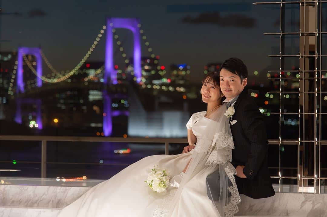 【公式】小さな結婚式さんのインスタグラム写真 - (【公式】小さな結婚式Instagram)「. @petit.wedding をフォローしてね♩ #小さな結婚式 をつけてのお写真投稿も大歓迎です♡ こちらの公式IGでリグラムさせていただきます＊ . 東京のランドマークである レインボーブリッジを背にした一枚。 夕暮れ時の空の色が美しく ロマンティックな雰囲気漂う一枚になりました。 . >>#小さな結婚式お台場店 . ——————— #petitwedding #ラヴィファクトリー #前撮り #結婚式 #プレ花嫁 #卒花 #家族婚 #少人数結婚式 #ウェディング #wedding #bridal #weddingdress #花嫁 #挙式 #結婚式準備 #式場探し #日本中のプレ花嫁さまと繋がりたい #結婚式の思い出に浸る会 #結婚準備 #東京花嫁 #ウェディングフォト #花嫁コーディネート #フォトウェディング #結婚式前撮り #前撮り #レインボーブリッジ #関東花嫁 #おしゃれ花嫁 #ロケーションフォト」11月11日 17時00分 - petit.wedding