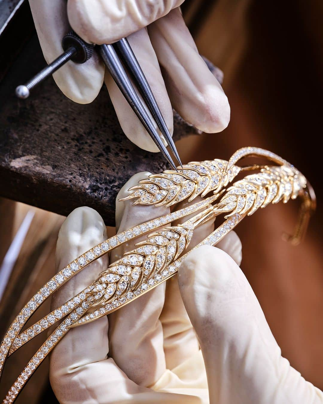 Chaumetのインスタグラム：「Crafted with passion and expertise. Inspired by the golden fields of summer, this exquisite series captures the essence of harvest with intricate wheat motifs. Each piece, from necklaces to rings, celebrates nature's bounty in gleaming gold and delicate craftsmanship.   #Chaumet #LeJardindeChaumet #ChaumetHighJewellery #ChaumetVirtuosity」