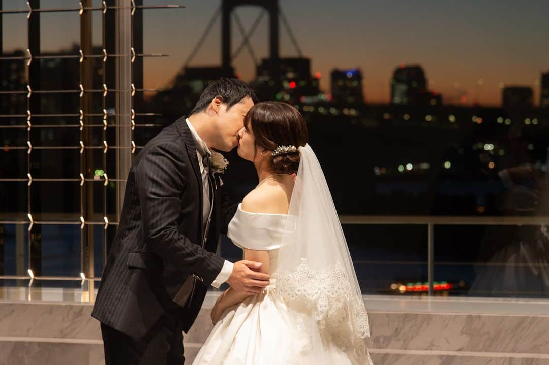 【公式】小さな結婚式のインスタグラム：「. @petit.wedding をフォローしてね♩ #小さな結婚式 をつけてのお写真投稿も大歓迎です♡ こちらの公式IGでリグラムさせていただきます＊ . 東京のランドマークである レインボーブリッジを背にした一枚。 夕暮れ時の空の色が美しく ロマンティックな雰囲気漂う一枚になりました。 . >>#小さな結婚式お台場店 . ——————— #petitwedding #ラヴィファクトリー #前撮り #結婚式 #プレ花嫁 #卒花 #家族婚 #少人数結婚式 #ウェディング #wedding #bridal #weddingdress #花嫁 #挙式 #結婚式準備 #式場探し #日本中のプレ花嫁さまと繋がりたい #結婚式の思い出に浸る会 #結婚準備 #東京花嫁 #ウェディングフォト #花嫁コーディネート #フォトウェディング #結婚式前撮り #前撮り #レインボーブリッジ #関東花嫁 #おしゃれ花嫁 #ロケーションフォト」