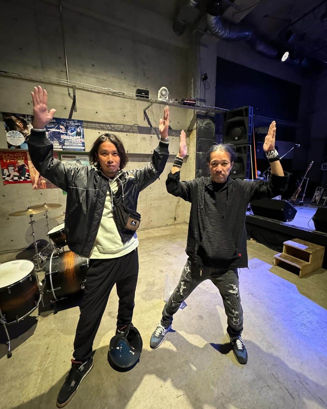 のインスタグラム：「1111 今日はベースの日！！ brahmanの福山ライブだよ！！ 大好きなベーシスト、まことさんとベースの日ポーズ(のつもり) #ベースの日 #brahman」