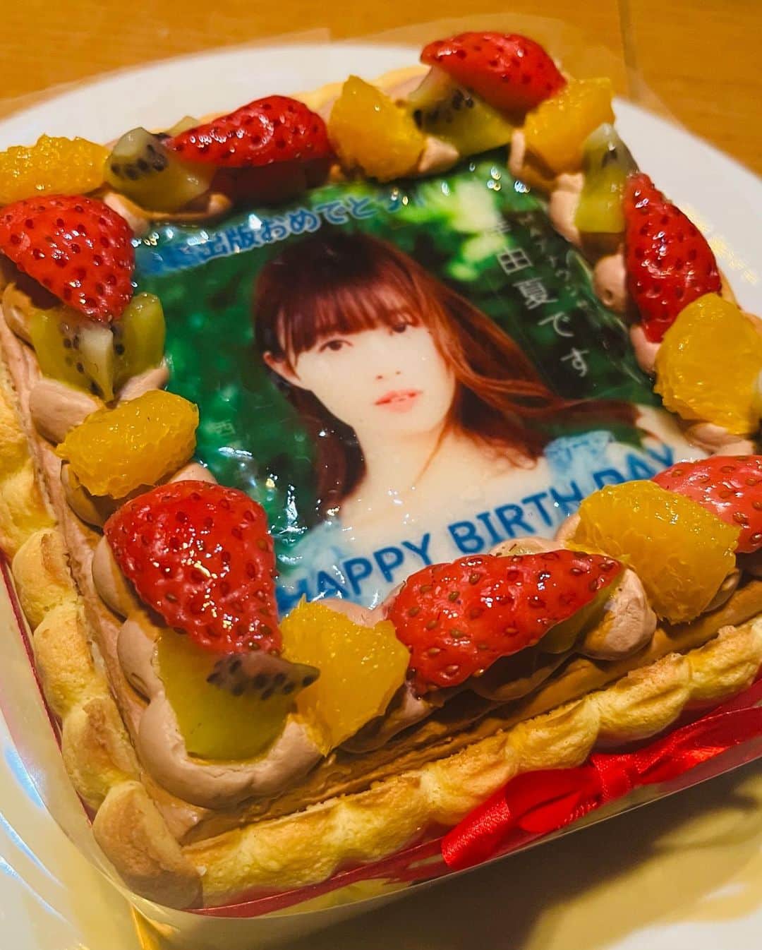 西澤由夏のインスタグラム：「フォトエッセイ表紙のケーキ😳🎂  アナウンス室長に、 出版祝い(ついでに8月の誕生日祝いも)を していただきました！！  ずっと計画してくれていたそう…🥹  素敵なサプライズを有難うございます✨」