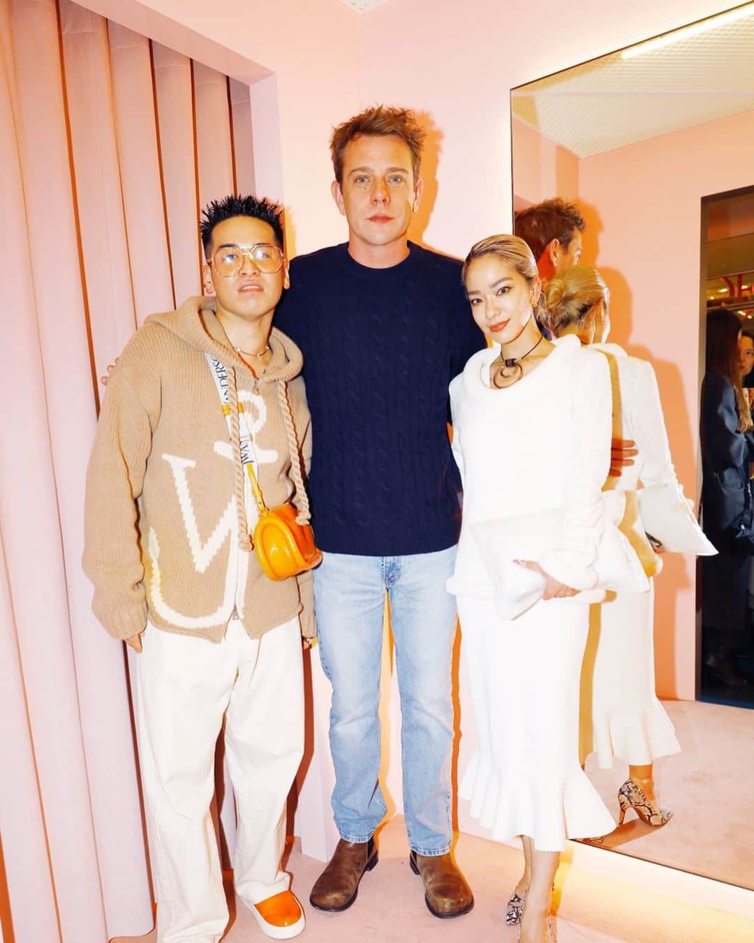 のインスタグラム：「welcome to TOKYO @jonathan.anderson 🗼 I'm glad to have met you 🐸🩷 @jw_anderson 🥰」