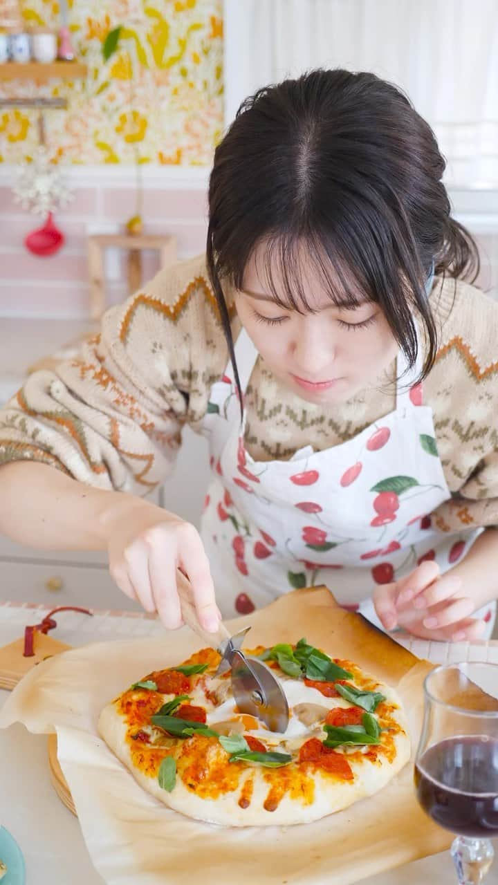 はるあんのインスタグラム：「最高な休日の過ごし方🍕✨ おうちピザは好きなものトッピングし放題なのがいいよねぇ！ 卵のせ最高すぎる…！！  #はるあん料理部   #ピザ #手作りピザ  #猫  #猫のいる暮らし  #料理  #ランチ」