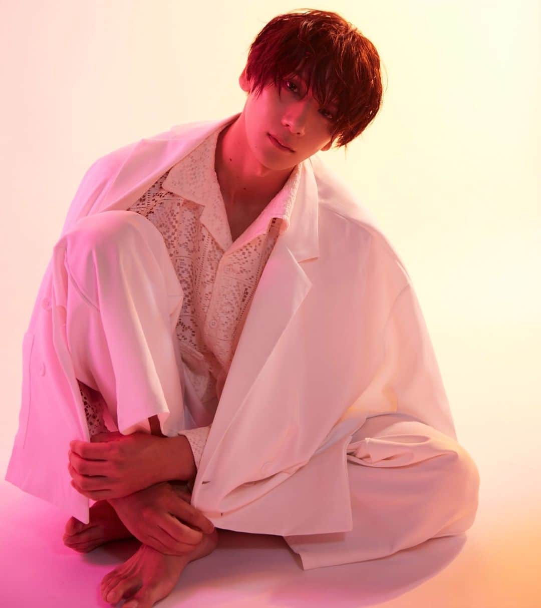 松田岳のインスタグラム：「11月🌕  暑さもようやくなりをひそめる気候になりましたが 今日なんかはちょっと冬が前に出すぎた気もしていて、上手い具合に秋を感じたい松田であります。  11月も中盤に差し替えろうとしているところをみると今年もあとほんの少ししか残されていない事に気付きますね  ドラマティカ。誕生日イベント。るひまさん。 こってりな日々が続きますが 穏やかに瑞々しく過ごしていきたいです。 今年の最後までどうぞよろしくお願い致します！  松田。」
