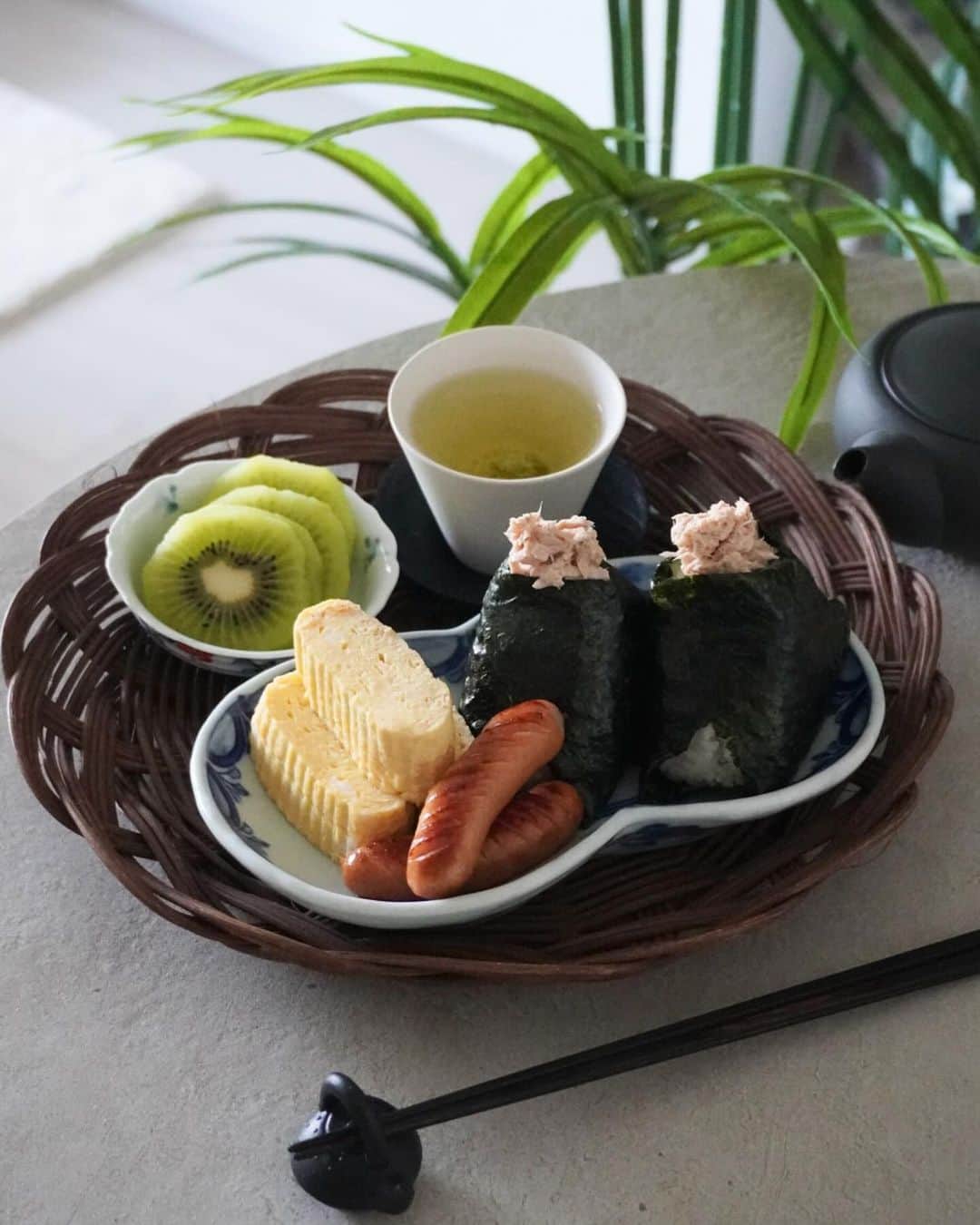 斎藤有沙のインスタグラム：「最近の朝昼兼用ご飯。 サッと作れて、サッと洗い物も終わる！食卓でございました🌼  バタバタとしていると、ついつい一品で済ませてしまう事もありますが おにぎりに卵焼き、パンに目玉焼き、納豆にお味噌汁… プラス一品追加するだけで、お腹と心への満足感も大きく変化しますね☺️ 自分の為だけに、ひと手間をプラスしてあげる🌿  簡単な食卓とはいえせっかく作るならば、並べた時の彩りや器のバランスも整えたい！という欲もでてきて 結果的に、良い脳トレになっているなぁ🤝」