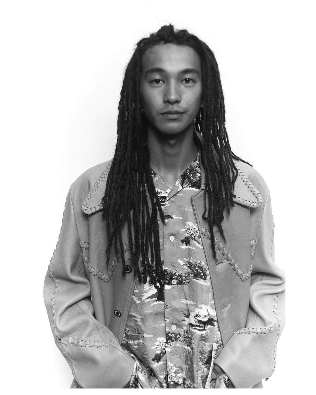 lute / ルーテのインスタグラム：「Interview with Soma（ASOUND） @soma.matsui  @asound_official_    Q. 最近どんな音楽を聞いてる？ REGGAE, R&B, FUNK,HIP-HOP, HOUSE, pops   Q. 音楽に目覚めたきっかけは？ 父が音楽をやっていた事もあり近い存在ではありました。   Q. あなたにとって最高の一曲は？ Too young to die   Q. あなたにとって最高のアルバムは？ Mama's Gun (Erykah Badu)   Q. あなたにとって最高のアーティストは？ Erykah Badu, D'angelo, George Clinton, ZAPP, Jamiroquai, 大橋トリオ, ハナレグミ(家族の風景), Bob Marley, Lauryn Hill, Snoop Dogg, A Tribe Called Quest, Q-Tip, サカナクション, Robert Glasper   Q. 思い出に残っているフェス体験は？ Springroove2007 うなる音と大人達のかっこよさに憧れを抱いたのを覚えています。   Q. 渋谷CLUB QUATTROでの『ASOUND 「オリジナル」 Release One Man Live』はどうだった？ 東京に出て当時知ってはいませんでしたが、Ancell Collinsが来日するから見た方がいいと観に行った事がありました。それが初のQUATTROで、すごいLiveでした。その印象もあったり、歴史のある場所という事で意気込んでいました。思った以上にたくさん人が来てくれて、良い状態で演奏が出来て良かったと思っています。   Q. おすすめのYouTubeチャンネルは？ NPR Musicは所々見ています。   Q. 最近は何にハマっている？ ラジオを聞いてみると言う事をあまりやって来なかったので聞いてみています。   Q. 人生で最も楽しかった時期はいつ？ 小学校低学年ぐらいまでは親との時間も濃く、Springrooveもそうですがいろいろ連れて行って貰えたり遊んだりする時間が多くて楽しかったかなとは思います。   Q. お気に入りの映画・ドラマは？ Sister Act 2   Q. お気に入りのミュージックビデオは？ Jamiroquai「Space Cowboy」   Q. 今回のluteの撮影はどうだった？ すごく良いものを着させて頂き、貴重な時間でした。撮影にまだ慣れておらず服を活かしきれていない事が残念ですが、貴重な経験ありがとうございました。   Q. 5年後はどんな存在になっていたい？ 今よりグルーヴのステージが上がったと思いたいです。   Q. クリエイティビティの源は？ 自然と接している事。  Photography  @abe_yusuke  Styling @oshare02  Hair & Make-up @kimura_kazuma （VATIinc） BIG THANKS!  Clothes by DAIRIKU @dairiku    音楽動画メディア「lute」によるインタビュー企画「IN TOWN」✍️アーティストやクリエイターのインサイドをストリートから配信📷」