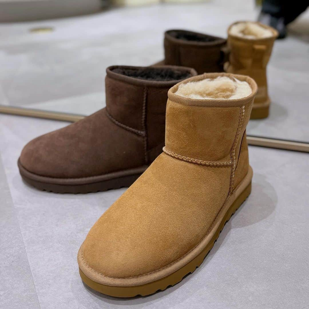 HANKYU.MODEのインスタグラム：「． 𝙐𝙂𝙂® 𝙍𝙀𝘾𝙊𝙈𝙈𝙀𝙉𝘿𝙀𝘿 𝙄𝙏𝙀𝙈𝙎! at 4F Shoes gallery  「UGG®(アグ®)」より、 ムートンブーツをはじめ秋冬におすすめのアイテムをご紹介。  Page1 ブーツ　27,500円 Page2 ブーツ　39,600円 Page3 バケットハット　13,200円 ニットスカーフ　  9,900円 Page4 リブビーニー　9,350円 フィンガーレスミトン　8,250円 Page5 ミトン　28,600円 Page6 ニットスカーフ　9,900円 Page7 ブーツ　31,900円 Page8 ブーツ　28,600円 Page9 ブーツ　26,400円  #UGG #アグ #23AW #ムートンブーツ #ブーツ #hankyumode #hankyumode23aw #hankyumode23awshoes #hankyu #阪急百貨店 #阪急うめだ本店 #阪急本店 #うめはん」