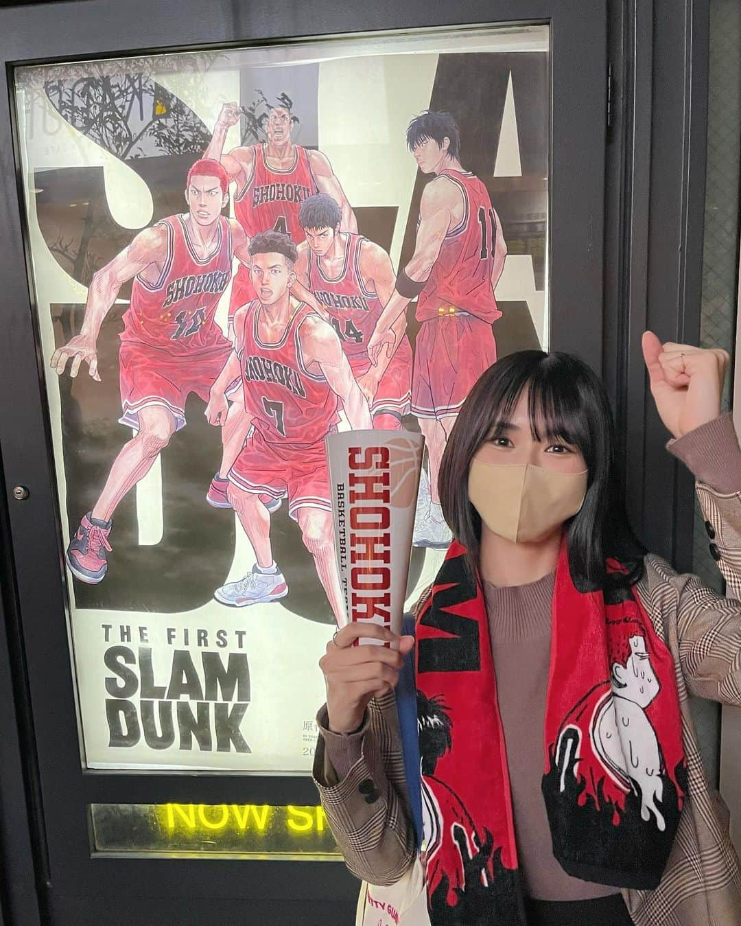 大曲李佳さんのインスタグラム写真 - (大曲李佳Instagram)「🎞️🏀❤️‍🔥  投稿するの遅くなっちゃいましたが、、 映画THE FIRSTSLAMDUNK 見に行きました！  映画公開前からアニメは見ていて、面白くて好きな作品の１つでしたが、この映画を見てからアニメをもう2周して、映画館に何回も見に行ったくらいどハマりしました😭❤️‍🔥 この日の写真は初応援上映に参加した時で、あの時は映画館ではなく間違いなく試合会場に私たちもいた、、気がしました🥲🥲（文字数）  ちなみに応援上映に持って行けるグッズを持っていなかったので、安西先生写真立て（分かる人には分かる）を持ってみっちゃんにエールを送ってました！（もちろん他のメンバーも）  ノーマル映画も、応援上映も最高👍🏻✨  #映画 #応援上映 #slamdunk」11月11日 19時30分 - omagari_