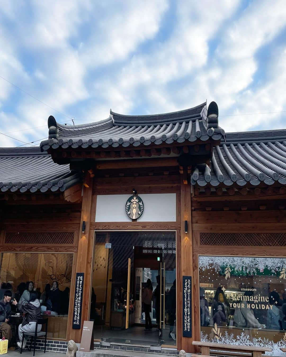 のインスタグラム：「大邱の韓屋スタバ☕️ なんでしょこの☁️〜縦に綺麗🤩  飲み屋街にスタバ！登場  路地には、古い家をリノベし、スタバ風なカフェが点在し  ライブやりました〜☕️」