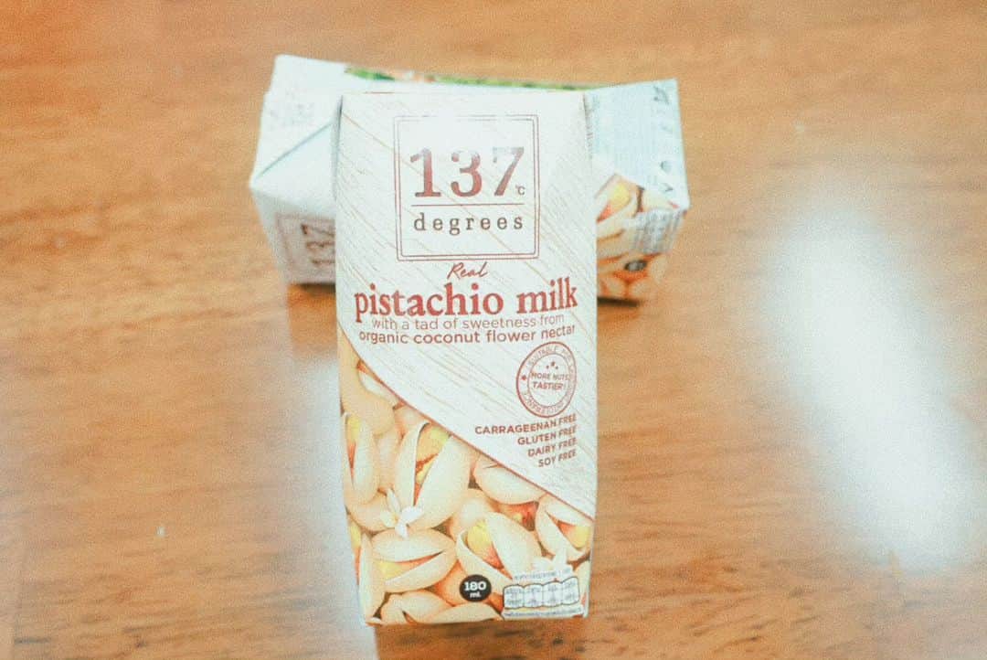 miwaのインスタグラム：「初めて飲んだ💚 おいしかった😋✨  #ピスタチオミルク」