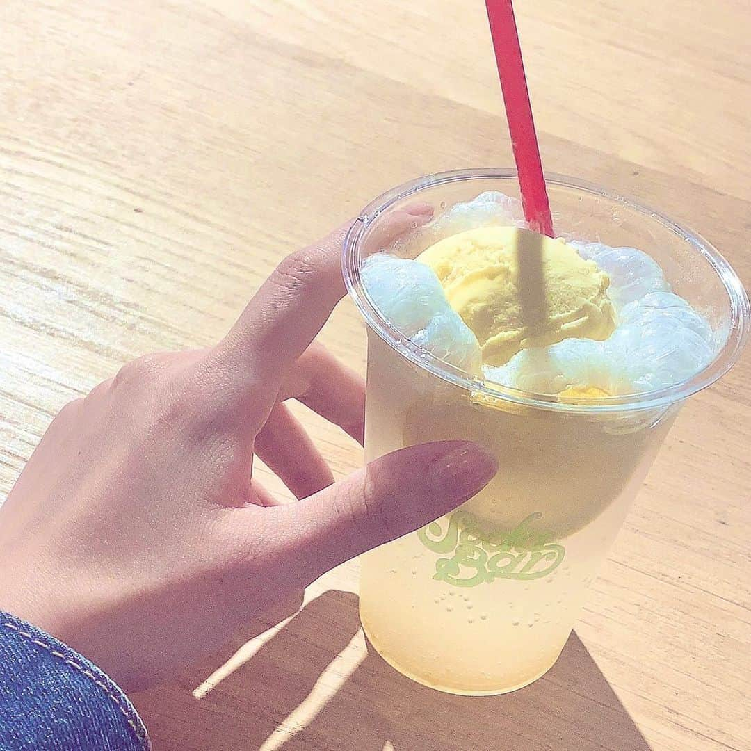 ボールドウィン零のインスタグラム：「この前言ってたクリームソーダだよ🍨 レモネードとアイスの組み合わせは爽やかで暑い日にぴったりでした！ もう今年は飲まないと思うけど🥶  #レモネード #クリームソーダ #sodabar」