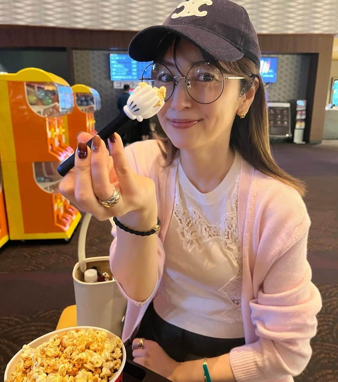 矢田亜希子のインスタグラム：「映画館にも持参したトング💕 #ポップコーン#ポップコーン専用トング #ディズニー」