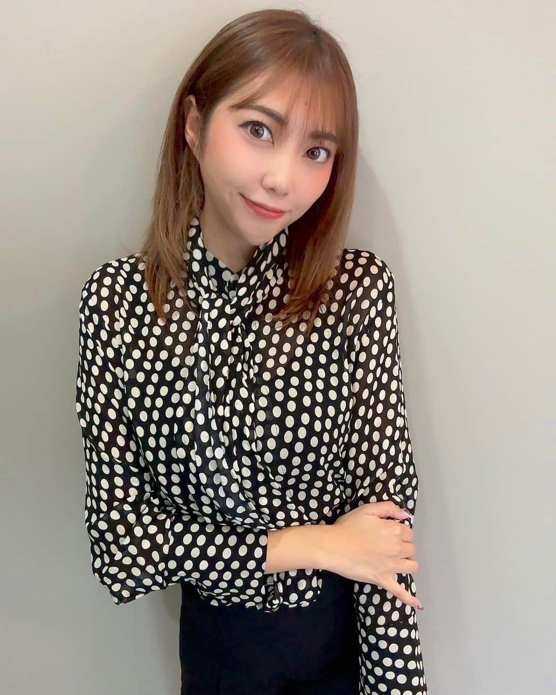 松岡凛さんのインスタグラム写真 - (松岡凛Instagram)「こんばんは⭐️  今日めちゃくちゃ寒すぎるる🥹。 朝から外出てたけど少し薄着でもいけると思ったけど全然無理だったww  パスポート受け取って帰ってこよーと思ったら。 土曜日でやってなくて美容院行って即帰宅しました🤣  明日は名古屋撮影会なので外が寒い日はゆっくりしてお部屋片付けよーかなって日ですね🫠🤍！  何年かぶりに髪の毛軽いストレートかけて気分ウキウキ😏 栗ちゃんいつもありがとう🌟！ @yu_suke_kuri  髪の毛もだけど美容した後って気分あがるねー⭐︎！  明日は名古屋撮影会ご予約してくださった皆さんよろしくねっ🤍！  そして来週の14日は、2023 shoot boxing final！！！ 皆さんチケットゲットしてるかなー？ チケットも残りわずかです🧏‍♀️  今年の締めくくりの大会会場でいっしょに観戦しようね☺️！ 楽しみいっぱいだね！！1・2・3 シュート👈  11月24日　6th DVD『ギャルお姉さんは優しい』発売！ Amazon.DMMでご予約お待ちしてます☺️！  ファンティアにオフショット公開してるので見てね♫  #松岡凛#グラビア#日焼け後グラドル#日焼けグラドル#脚長グラドル#ギャルお姉さんは優しい#竹書房#shootboxing#格闘技#2023ファイナル#ファンティア」11月11日 17時12分 - matuoka_1214