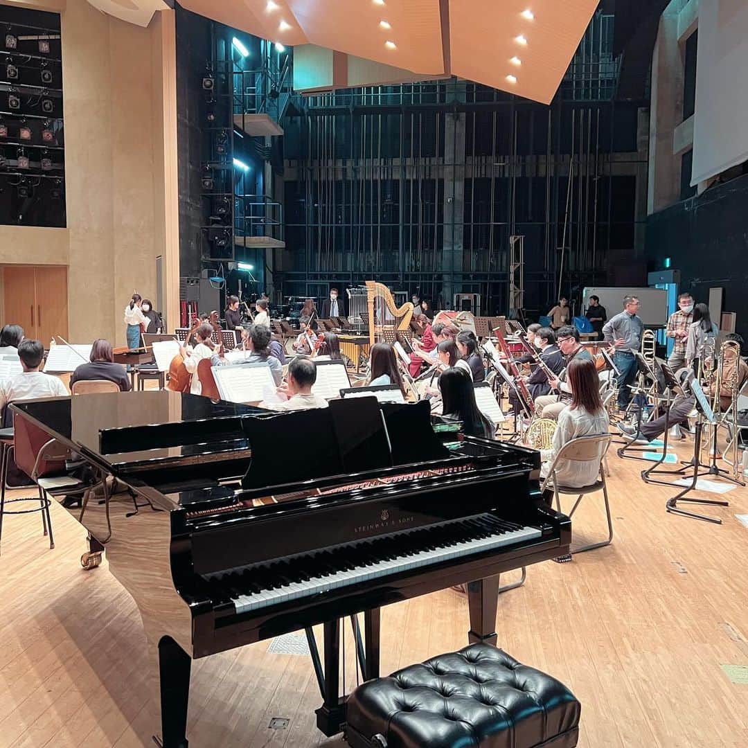 上杉洋史のインスタグラム：「Just finished a rehearsal with the orchestra. Can't wait for the performance! 531864 D #piano #steinway #venue #todayspiano #instapiano #pianophotography #concert #iwasakihiromi #hiromiiwasaki」