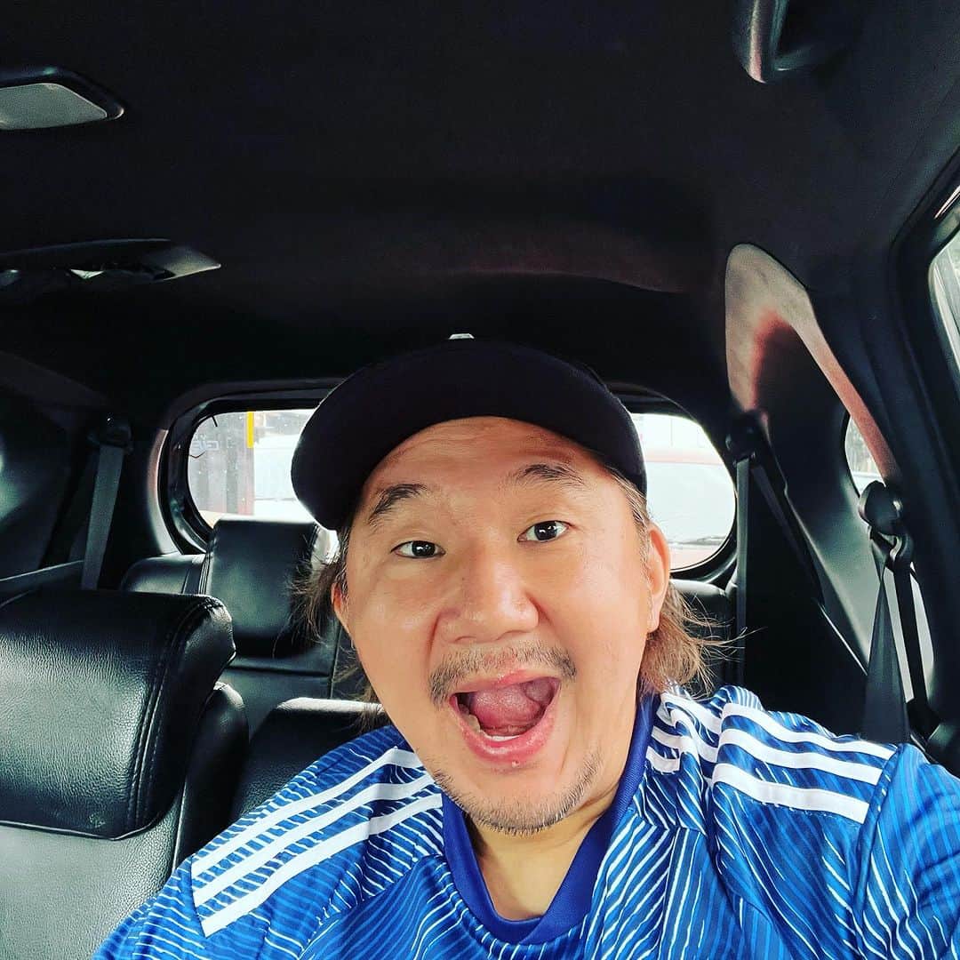 植田朝日のインスタグラム：「🇮🇩🇮🇩🇮🇩  大トラブル発生中‼️  u17ワールドカップ　日本vsポーランド キックオフ1時間を切りましたが、インドネシア名物大渋滞にハマり全く動きません。💦  そして、ガラガラだと思っていたらチケットは完売してるじゃないですか⁉️苦笑  どうやって入ろう？？  の前に着くのか⁉️苦笑😅  バモ ニッポン🇯🇵 の前に、バモ オレ‼️  #サッカー旅 #u17wc #u17日本代表 #FooTravelleR #朝日旅」