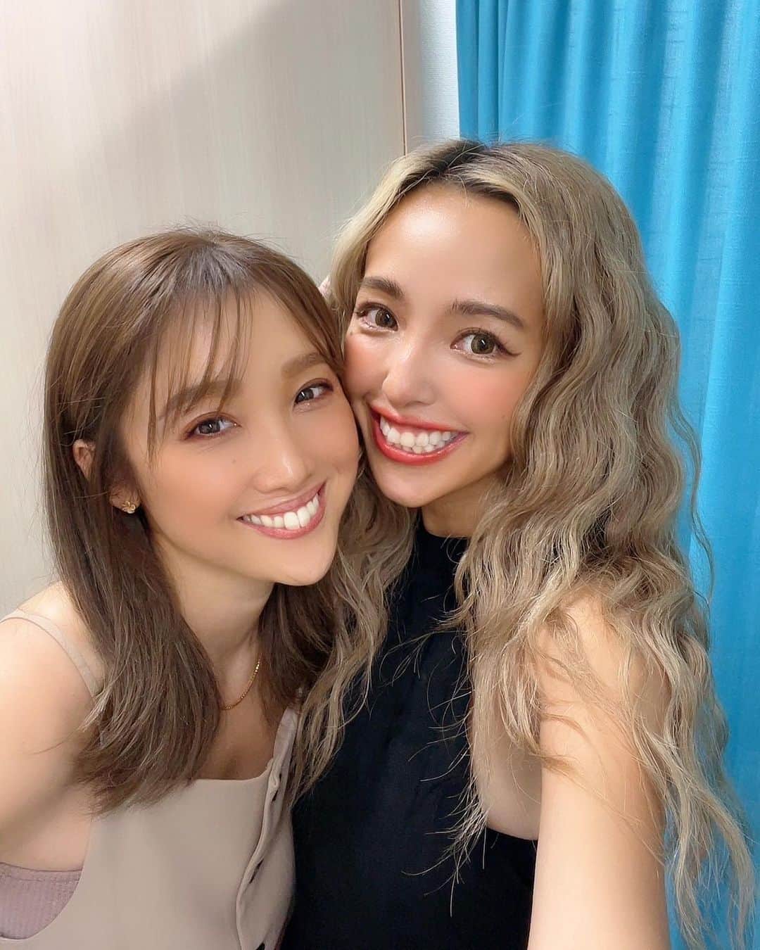 マイコ のインスタグラム：「* Live day🎵 昨日は一般発売のあるライブではなかったんですが、 都合上、昔からお世話になっている tourスタッフの方々にも手伝ってもらって また一緒にお仕事が出来た嬉しい日でした✨ ライブもめちゃくちゃ楽しかったし、 帰り道も心ホカホカ🧡 っていうのも、 スタッフの方から奇跡のような愛の提案をいただき、 デビューから今までの間に出会って 応援してくれてるみんなもそうだし、 tourスタッフの方々や当時のマネージャーさん レコード会社の方、 今まで関わってくださった皆さんが ずーーーっと今でも、 歌う機会やラブコールをくれていて 本当に愛されてるグループだなぁと感じていました🫶 もう今頭の中、 「あんなこといいな、出来たらいいな🎵」の ドラえもんが流れてるw 未来が楽しみってしあわせ🤭 ・ ・ ・ ・ #juliet#live」