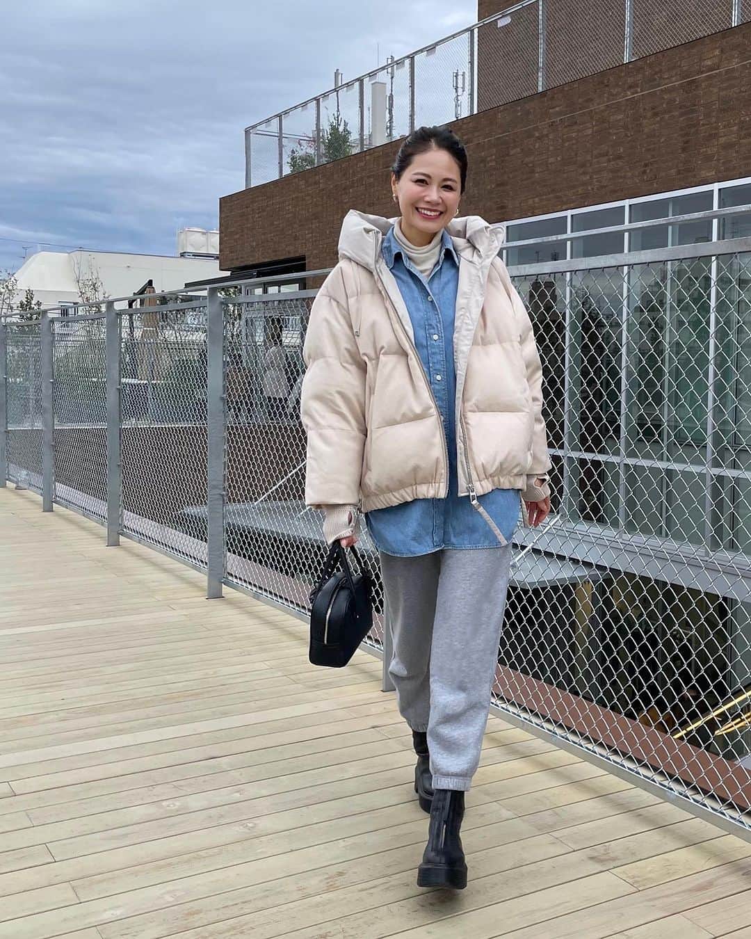 のインスタグラム：「Fall outfit again. ・ ・ ・  今日は急に寒くてびっくり‼︎  クローゼットで出番待ちだったダウンを初下ろし☺︎ あったかーい!!!!!!!  久しぶりに新調したダウンは @dunojapan のウールダウン。  　　　　 \ HEKA/  光沢ダウンが苦手なキレイめ派さんにもおすすめ❤︎  小顔効果を引き出してくれる首周りのボリューム感と 都会的なデザインがおしゃれなの。フーディーデザインも可愛い❤︎  もちろんウールは撥水加工だから雨も雪も安心。  今日はカジュアルにスウェットパンツ合わせで☺︎  ・ ・ POPUP 情報 ・~2/19(月) 日本橋高島屋 S.C. 本館3階 ポップアップスペース  ・11/15（水）～11/28(火) 銀座三越 本館4階 4 of GINZA  ・12/13（水）～12/19（火） 日本橋高島屋 S.C. 本館1階 イベント正面スペース ・ ・ @dunojapan  @toyodatrading ・ #duno #dunojapan #PR」