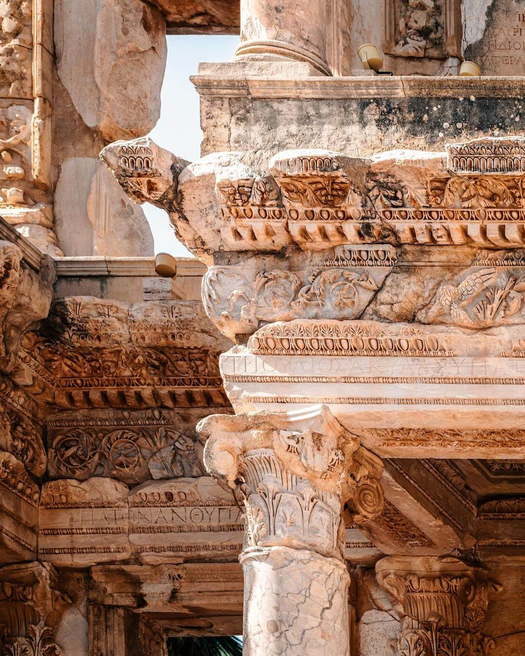 Nicanor Garcíaさんのインスタグラム写真 - (Nicanor GarcíaInstagram)「Petrified memories : Memorias petrificadas #nicanorgarcia @travelarchitectures @goturkiye  The Library of Celsus in Ephesus, an hour south of Izmir, is a symbol of 2nd century Roman architecture. Known for its imposing façade with columns and statues and built as a library and tomb for Tiberius Julius Celsus, it reflects Roman cultural splendor. I visited Ephesus for two hours, and these are some of the photos I was able to take. I hope you like them.  #TurkAegean #Goİzmir #EfesKültürYoluFestivali  La Biblioteca de Celso en Efeso, a una hora al sur de Izmir, es un símbolo de la arquitectura romana del siglo II. Conocida por su imponente fachada con columnas y estatuas, y construida como biblioteca y tumba para Tiberio Julio Celso, refleja el esplendor cultural romano. Pude visitar Efeso por dos horas y estas son algunas de las fotos que pude tomar. Espero que os gusten.  @goizmir @visitaturkiye」11月11日 17時16分 - nicanorgarcia