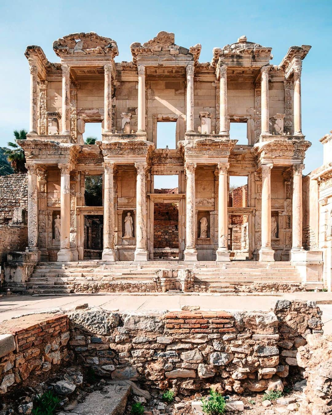 Nicanor Garcíaさんのインスタグラム写真 - (Nicanor GarcíaInstagram)「Petrified memories : Memorias petrificadas #nicanorgarcia @travelarchitectures @goturkiye  The Library of Celsus in Ephesus, an hour south of Izmir, is a symbol of 2nd century Roman architecture. Known for its imposing façade with columns and statues and built as a library and tomb for Tiberius Julius Celsus, it reflects Roman cultural splendor. I visited Ephesus for two hours, and these are some of the photos I was able to take. I hope you like them.  #TurkAegean #Goİzmir #EfesKültürYoluFestivali  La Biblioteca de Celso en Efeso, a una hora al sur de Izmir, es un símbolo de la arquitectura romana del siglo II. Conocida por su imponente fachada con columnas y estatuas, y construida como biblioteca y tumba para Tiberio Julio Celso, refleja el esplendor cultural romano. Pude visitar Efeso por dos horas y estas son algunas de las fotos que pude tomar. Espero que os gusten.  @goizmir @visitaturkiye」11月11日 17時16分 - nicanorgarcia