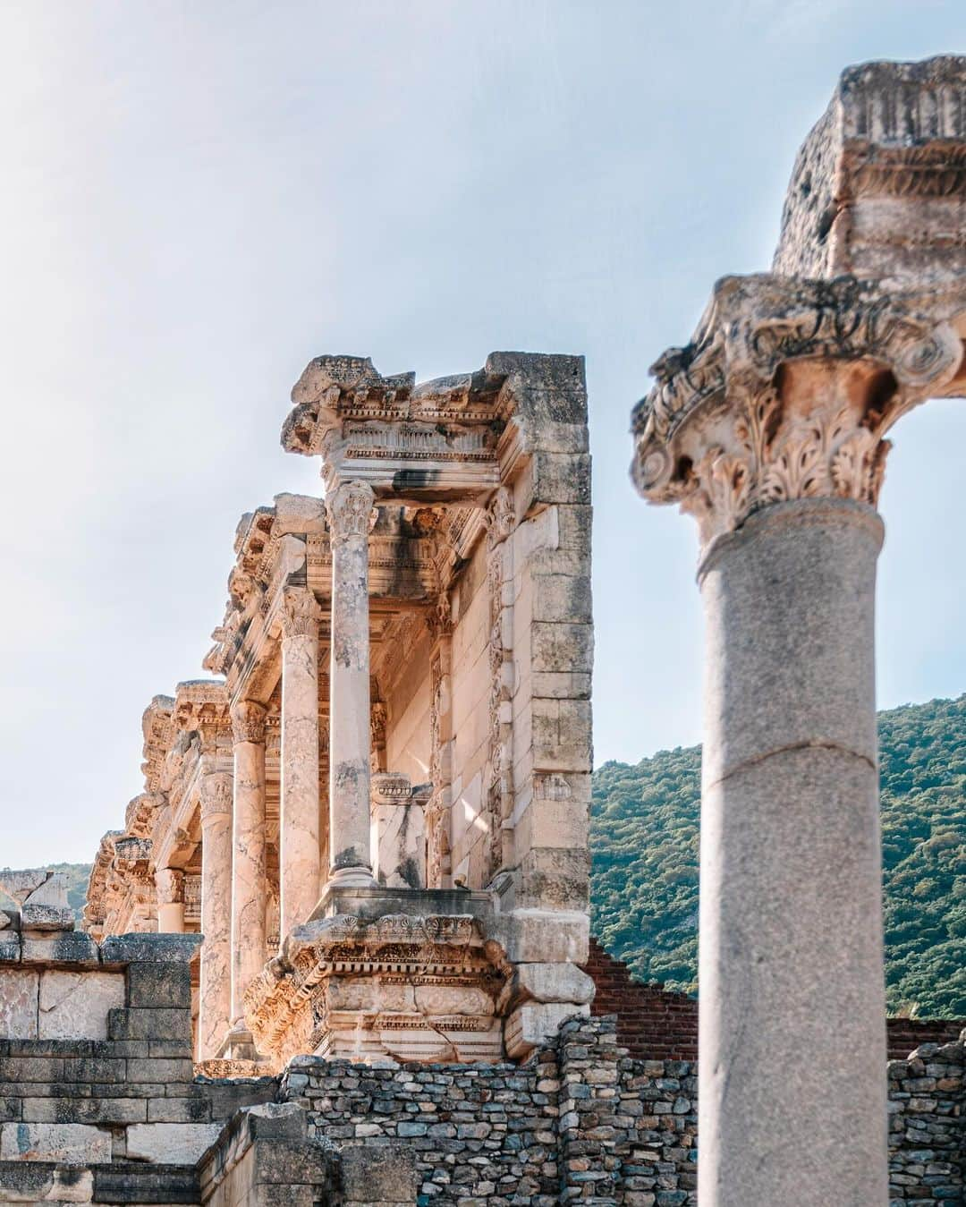 Nicanor Garcíaさんのインスタグラム写真 - (Nicanor GarcíaInstagram)「Petrified memories : Memorias petrificadas #nicanorgarcia @travelarchitectures @goturkiye  The Library of Celsus in Ephesus, an hour south of Izmir, is a symbol of 2nd century Roman architecture. Known for its imposing façade with columns and statues and built as a library and tomb for Tiberius Julius Celsus, it reflects Roman cultural splendor. I visited Ephesus for two hours, and these are some of the photos I was able to take. I hope you like them.  #TurkAegean #Goİzmir #EfesKültürYoluFestivali  La Biblioteca de Celso en Efeso, a una hora al sur de Izmir, es un símbolo de la arquitectura romana del siglo II. Conocida por su imponente fachada con columnas y estatuas, y construida como biblioteca y tumba para Tiberio Julio Celso, refleja el esplendor cultural romano. Pude visitar Efeso por dos horas y estas son algunas de las fotos que pude tomar. Espero que os gusten.  @goizmir @visitaturkiye」11月11日 17時16分 - nicanorgarcia