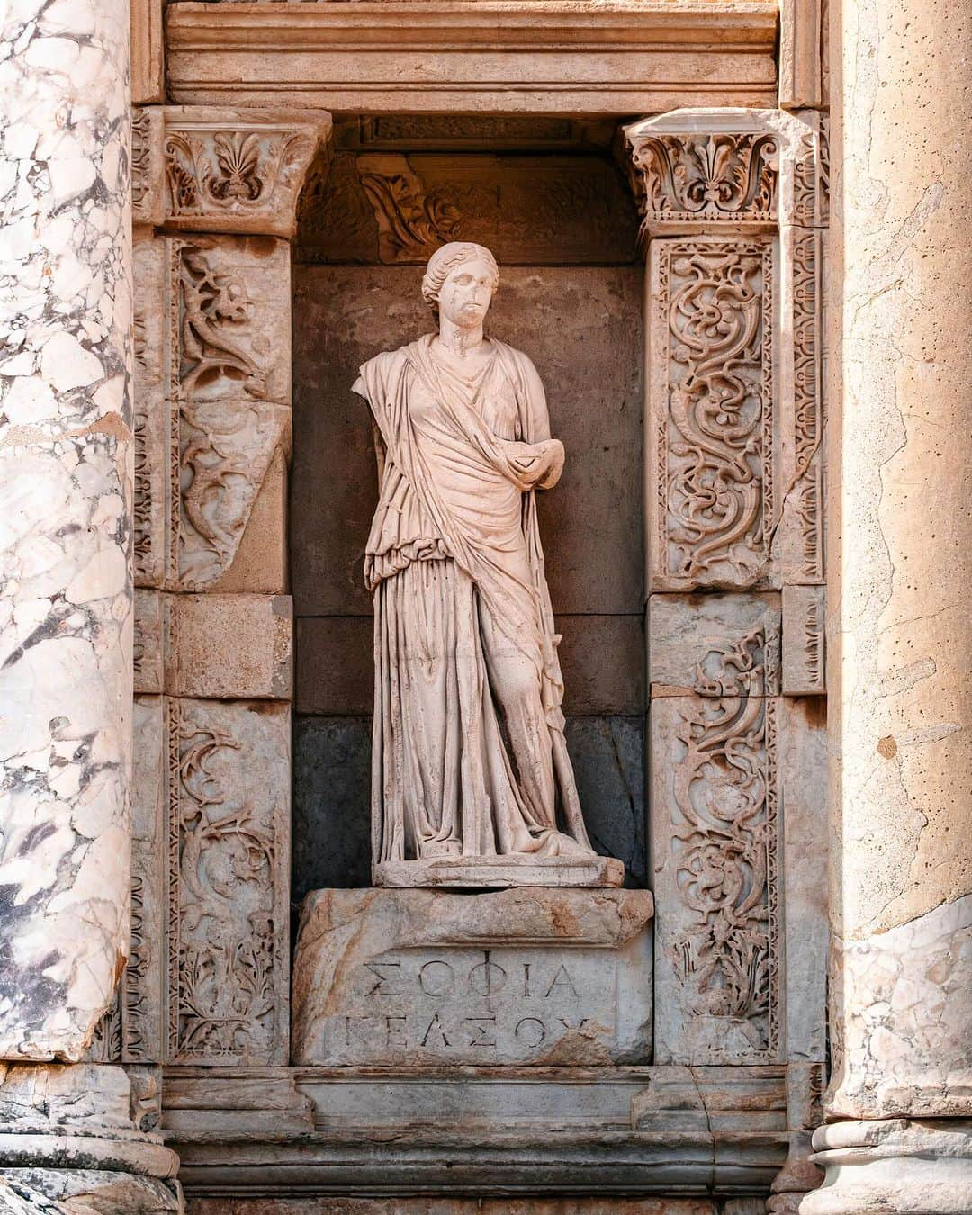 Nicanor Garcíaさんのインスタグラム写真 - (Nicanor GarcíaInstagram)「Petrified memories : Memorias petrificadas #nicanorgarcia @travelarchitectures @goturkiye  The Library of Celsus in Ephesus, an hour south of Izmir, is a symbol of 2nd century Roman architecture. Known for its imposing façade with columns and statues and built as a library and tomb for Tiberius Julius Celsus, it reflects Roman cultural splendor. I visited Ephesus for two hours, and these are some of the photos I was able to take. I hope you like them.  #TurkAegean #Goİzmir #EfesKültürYoluFestivali  La Biblioteca de Celso en Efeso, a una hora al sur de Izmir, es un símbolo de la arquitectura romana del siglo II. Conocida por su imponente fachada con columnas y estatuas, y construida como biblioteca y tumba para Tiberio Julio Celso, refleja el esplendor cultural romano. Pude visitar Efeso por dos horas y estas son algunas de las fotos que pude tomar. Espero que os gusten.  @goizmir @visitaturkiye」11月11日 17時16分 - nicanorgarcia