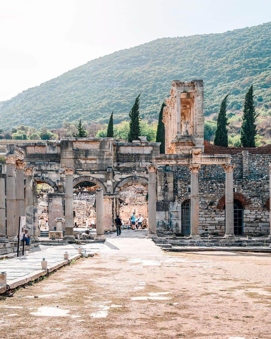 Nicanor Garcíaさんのインスタグラム写真 - (Nicanor GarcíaInstagram)「Petrified memories : Memorias petrificadas #nicanorgarcia @travelarchitectures @goturkiye  The Library of Celsus in Ephesus, an hour south of Izmir, is a symbol of 2nd century Roman architecture. Known for its imposing façade with columns and statues and built as a library and tomb for Tiberius Julius Celsus, it reflects Roman cultural splendor. I visited Ephesus for two hours, and these are some of the photos I was able to take. I hope you like them.  #TurkAegean #Goİzmir #EfesKültürYoluFestivali  La Biblioteca de Celso en Efeso, a una hora al sur de Izmir, es un símbolo de la arquitectura romana del siglo II. Conocida por su imponente fachada con columnas y estatuas, y construida como biblioteca y tumba para Tiberio Julio Celso, refleja el esplendor cultural romano. Pude visitar Efeso por dos horas y estas son algunas de las fotos que pude tomar. Espero que os gusten.  @goizmir @visitaturkiye」11月11日 17時16分 - nicanorgarcia