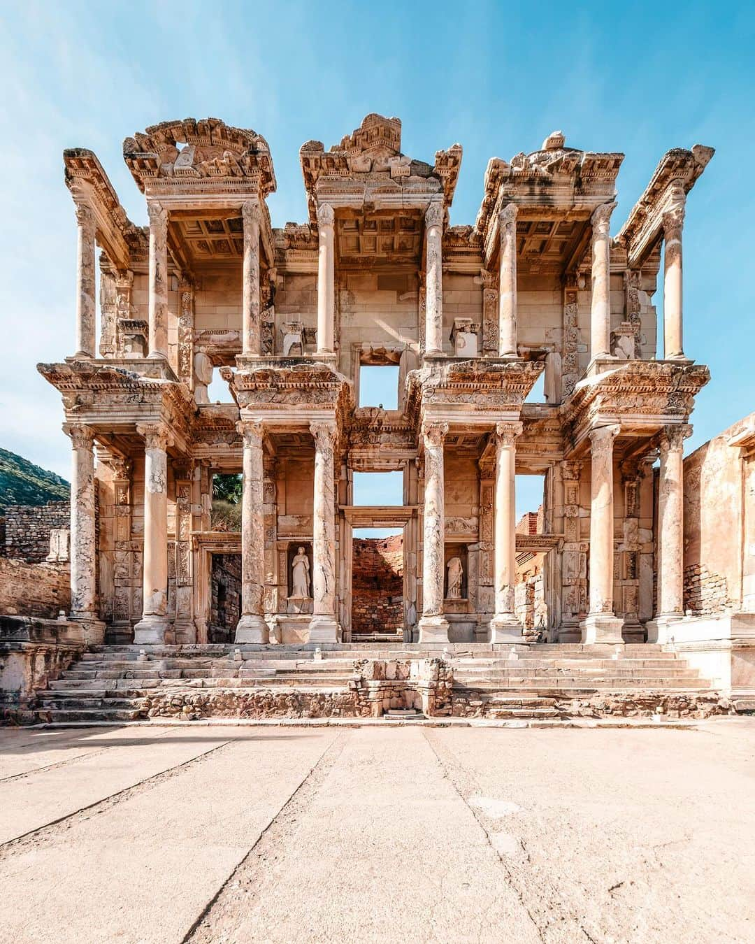 Nicanor Garcíaのインスタグラム：「Petrified memories : Memorias petrificadas #nicanorgarcia @travelarchitectures @goturkiye  The Library of Celsus in Ephesus, an hour south of Izmir, is a symbol of 2nd century Roman architecture. Known for its imposing façade with columns and statues and built as a library and tomb for Tiberius Julius Celsus, it reflects Roman cultural splendor. I visited Ephesus for two hours, and these are some of the photos I was able to take. I hope you like them.  #TurkAegean #Goİzmir #EfesKültürYoluFestivali  La Biblioteca de Celso en Efeso, a una hora al sur de Izmir, es un símbolo de la arquitectura romana del siglo II. Conocida por su imponente fachada con columnas y estatuas, y construida como biblioteca y tumba para Tiberio Julio Celso, refleja el esplendor cultural romano. Pude visitar Efeso por dos horas y estas son algunas de las fotos que pude tomar. Espero que os gusten.  @goizmir @visitaturkiye」