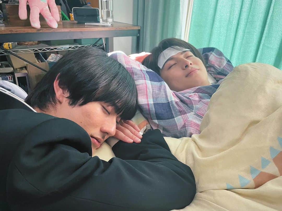 君には届かない。のインスタグラム：「スヤスヤ💤 後ろのうさちゃんの表情が気になります…🐰‼︎  #tbs #ドラマストリーム #君には届かない #Netflixにて全話配信中 #最終話11月14日火曜24時58分 #前田拳太郎 #柏木悠(#超特急) #これ以上穏やかな空間があるだろうか #いやない #エモてぇ」
