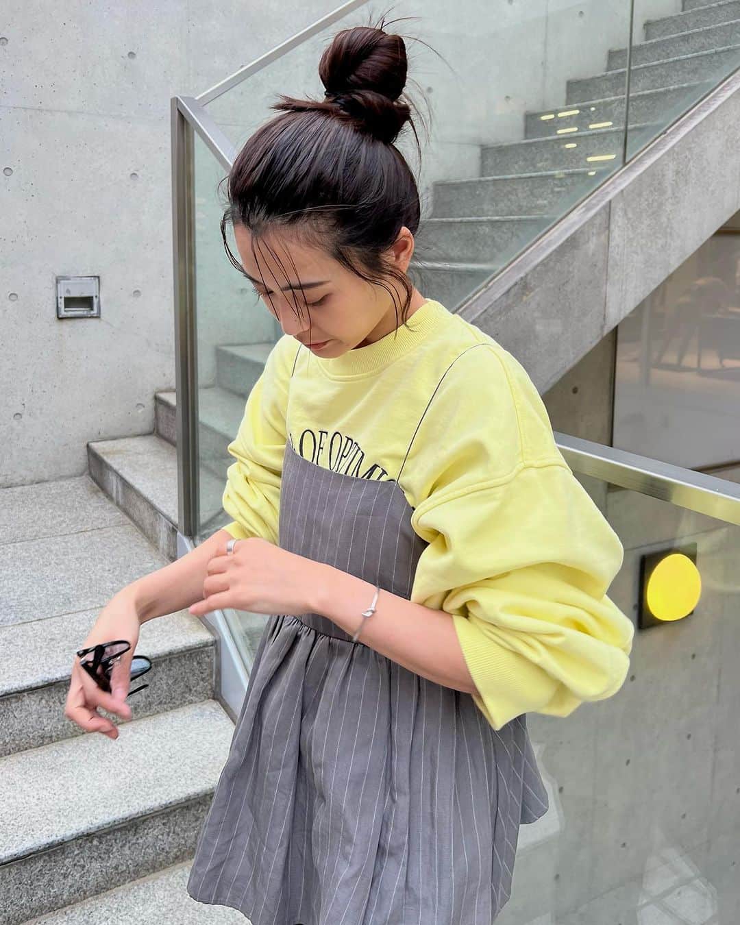 LUNAのインスタグラム：「パソコン作業日でも ラフに可愛くオシャレしたいよね〜  この重ね方めっちゃ好き🤯  スウェットは @adametrope  ペプラムキャミは @milaowen_official   #ペプラム #ペプラムトップス #重ね着 #重ね着コーデ #スウェットコーデ  #ラフコーデ #adametrope #milaowen #コーデ」